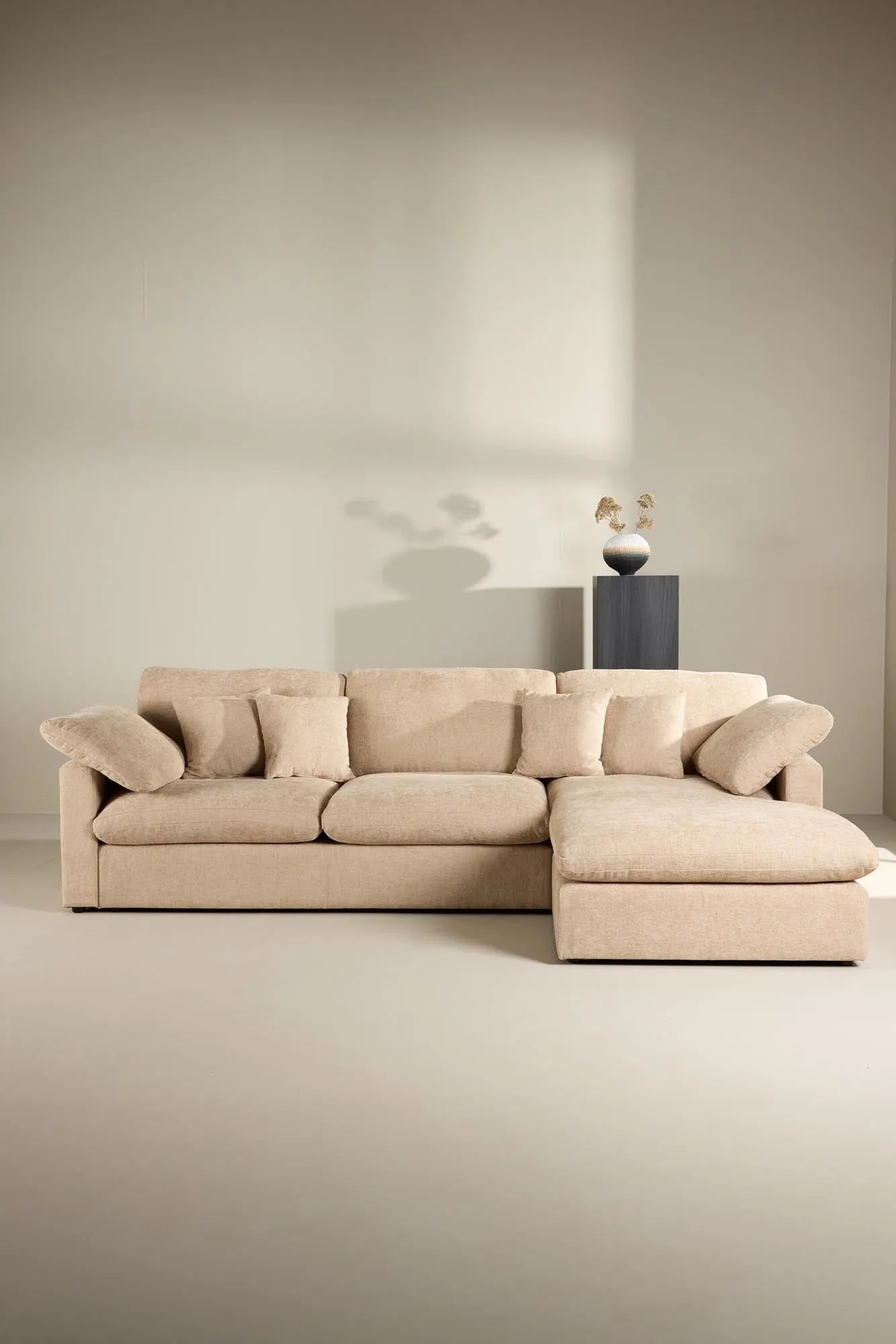 Elegantes Amalfi Ecksofa: Modernes Design, langlebiges Eukalyptus-Holz, pflegeleichter Bezug, hoher Komfort.