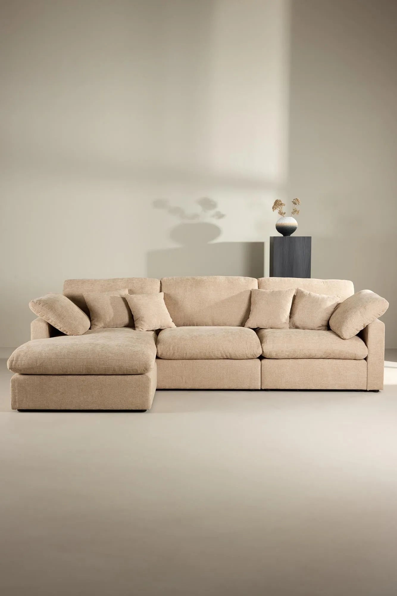 Elegantes Amalfi Ecksofa: Modernes Design, langlebiges Eukalyptus-Holz, pflegeleichter Bezug, hoher Komfort.