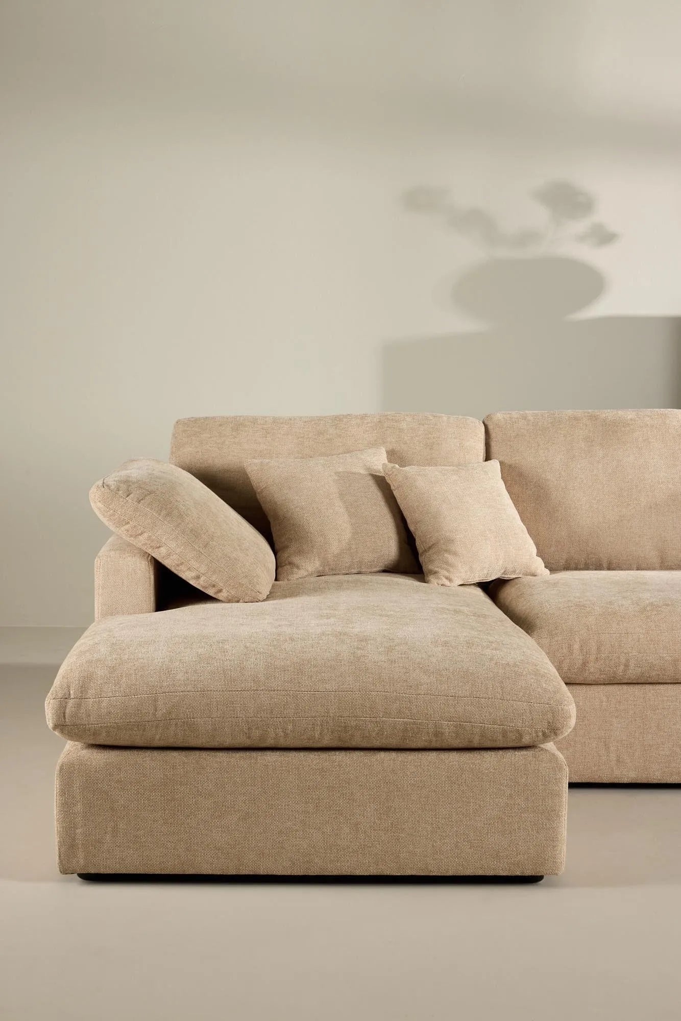 Elegantes Amalfi Ecksofa: Modernes Design, langlebiges Eukalyptus-Holz, pflegeleichter Bezug, hoher Komfort.