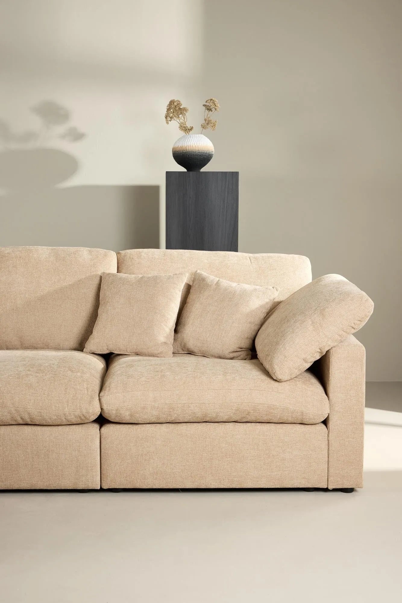 Das Amalfi Ecksofa von Vind bietet stilvollen Komfort und modernes Design für ein einladendes Wohnambiente.