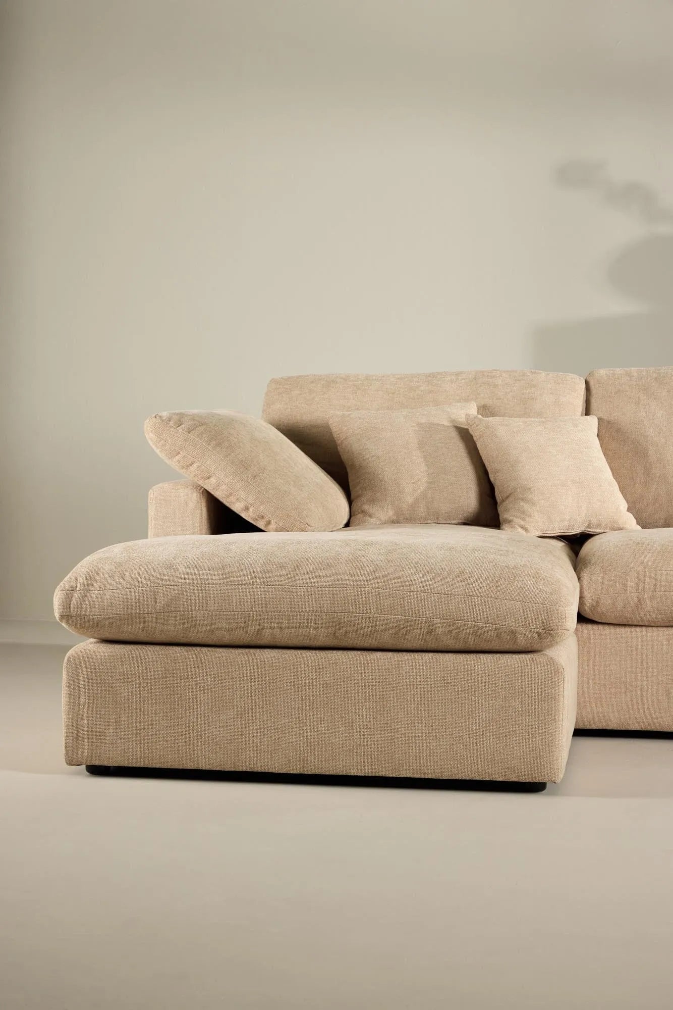 Elegantes Amalfi Ecksofa: Modernes Design, langlebiges Eukalyptus-Holz, pflegeleichter Bezug, hoher Komfort.