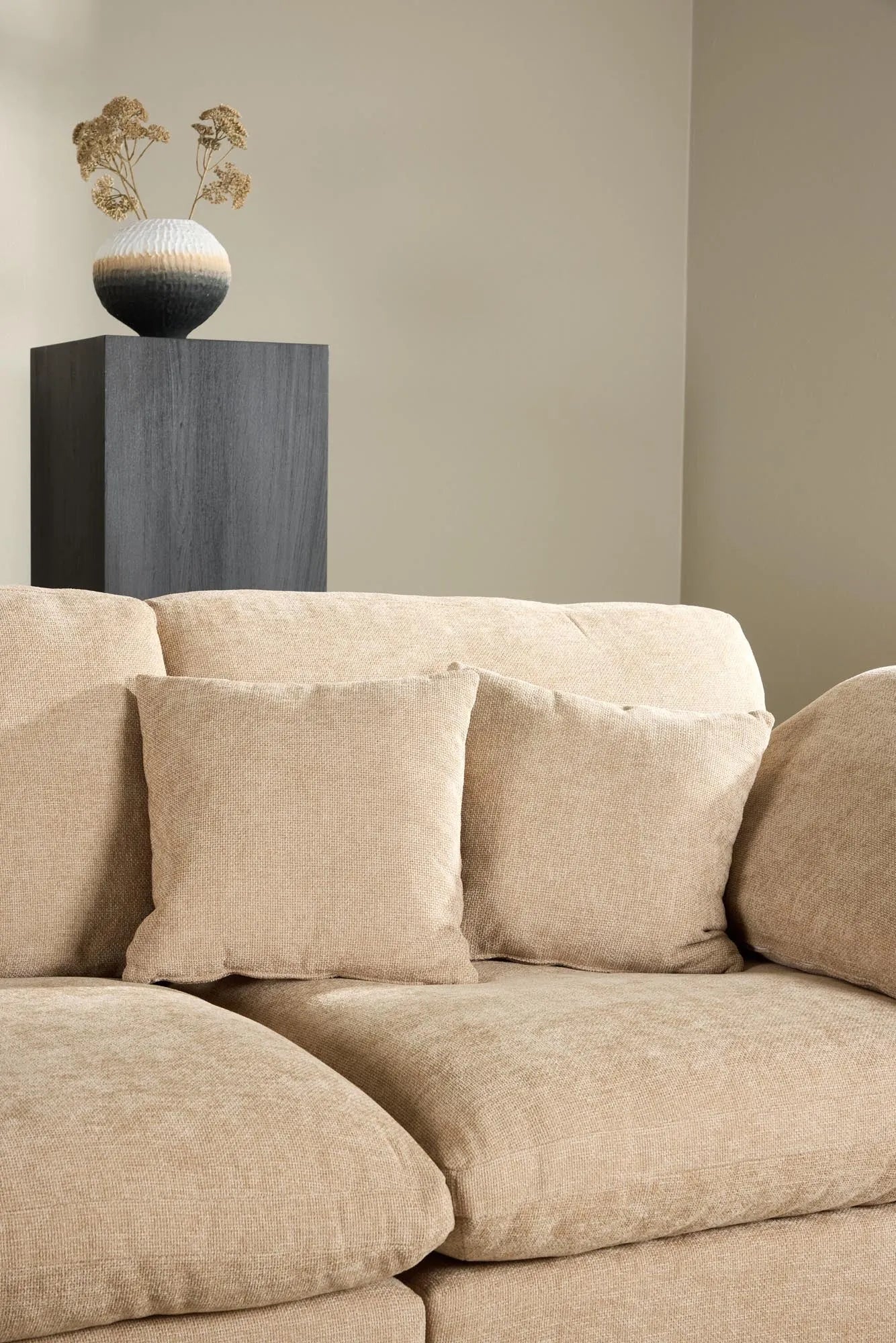 Das Amalfi Ecksofa von Vind vereint stilvolles Design und Komfort, ideal für eine einladende Wohnatmosphäre.