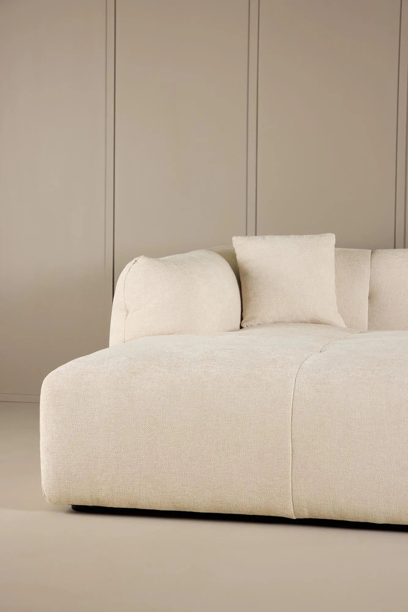 Das Positano Ecksofa von Vind bietet stilvollen Komfort mit hochwertigem Design, ideal für moderne Wohnräume.