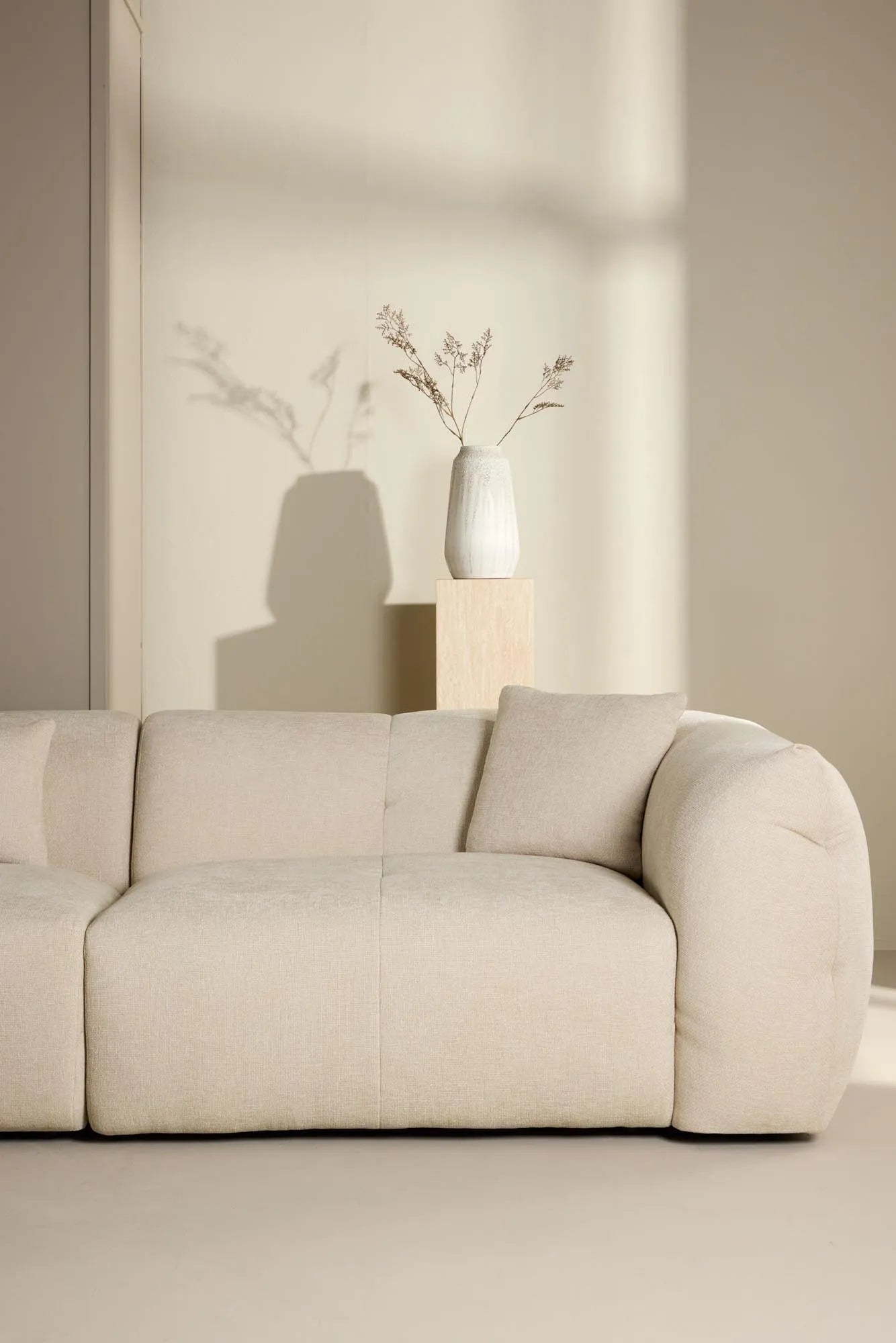 Das Positano Ecksofa von Vind kombiniert zeitgemäßes Design mit Komfort, perfekt für stilvolle und einladende Wohnbereiche.