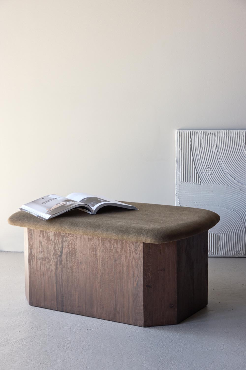 Todd Ottoman in Braun präsentiert im Onlineshop von KAQTU Design AG. Ottoman ist von Venture Home