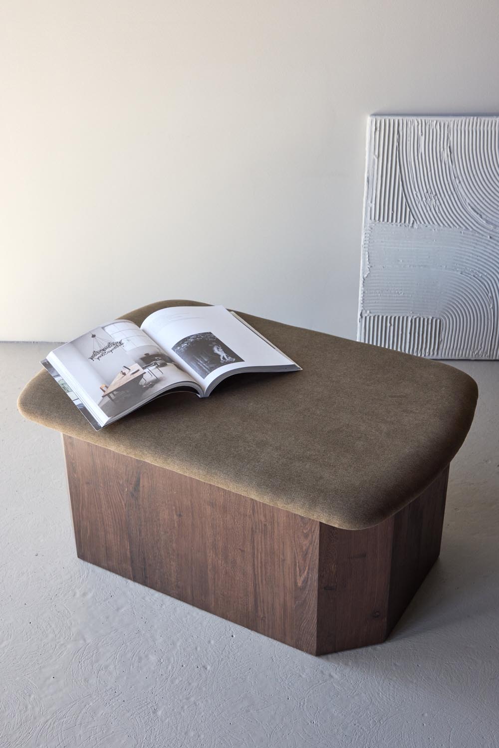 Todd Ottoman in Braun präsentiert im Onlineshop von KAQTU Design AG. Ottoman ist von Venture Home