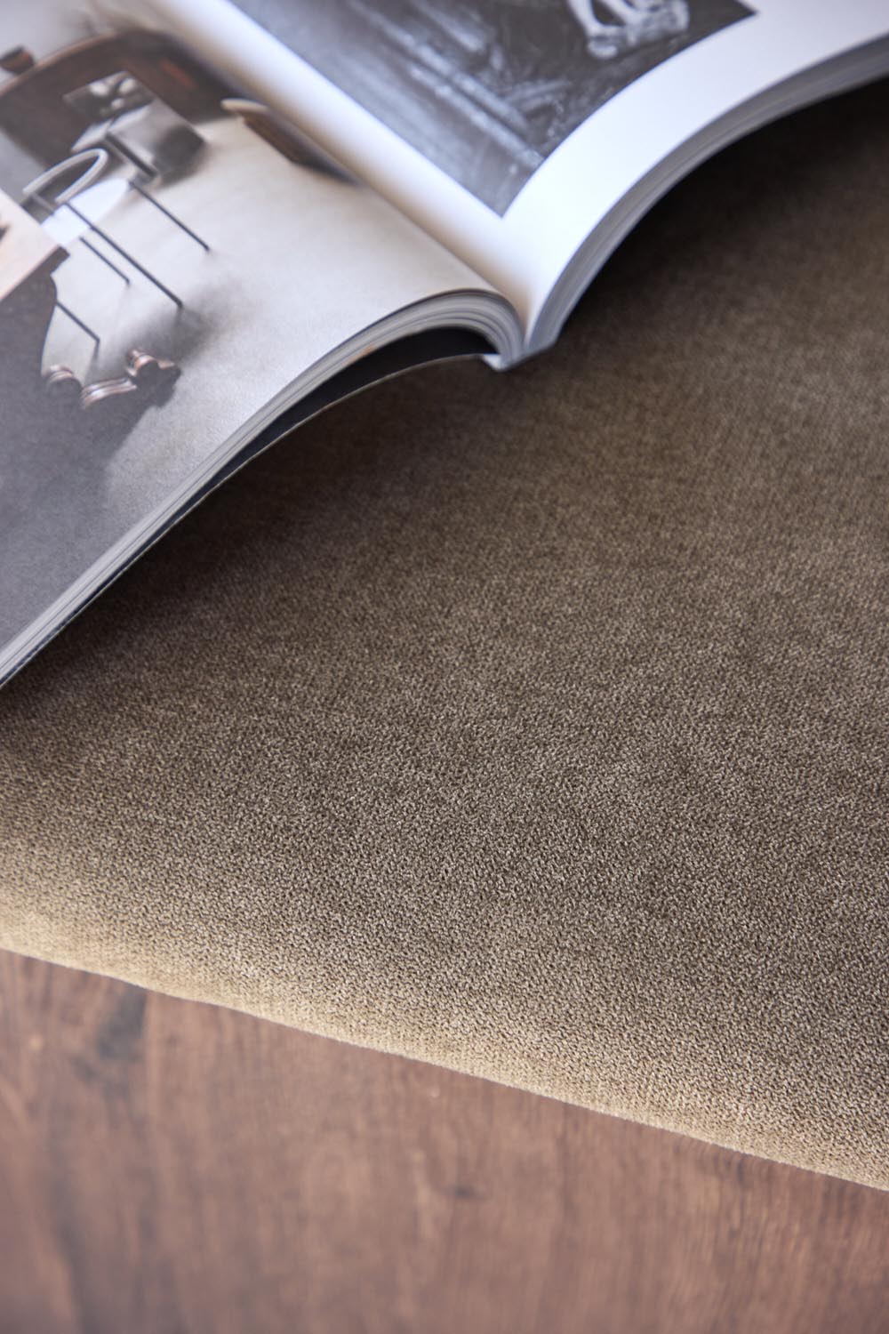 Todd Ottoman in Braun präsentiert im Onlineshop von KAQTU Design AG. Ottoman ist von Venture Home