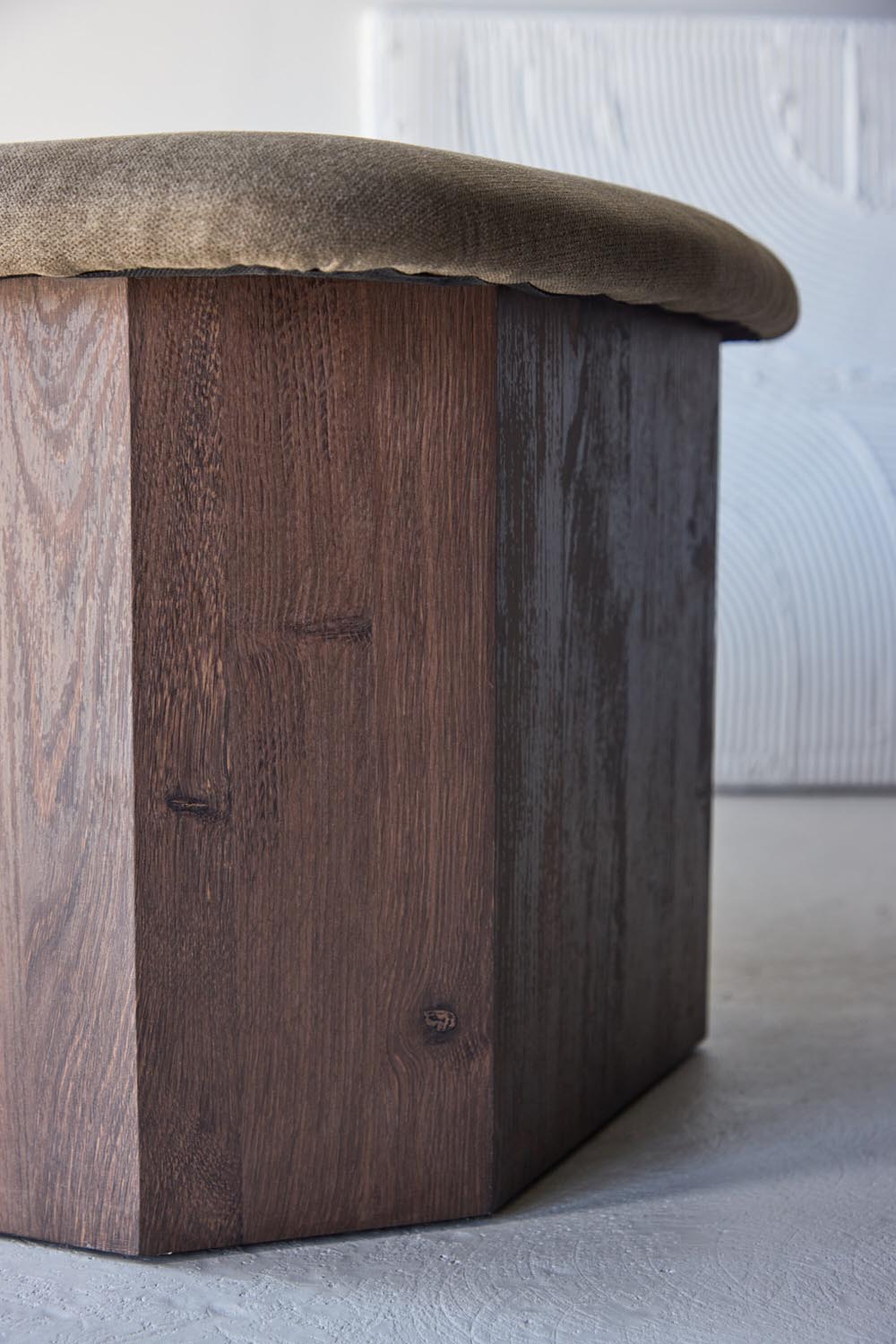 Todd Ottoman in Braun präsentiert im Onlineshop von KAQTU Design AG. Ottoman ist von Venture Home
