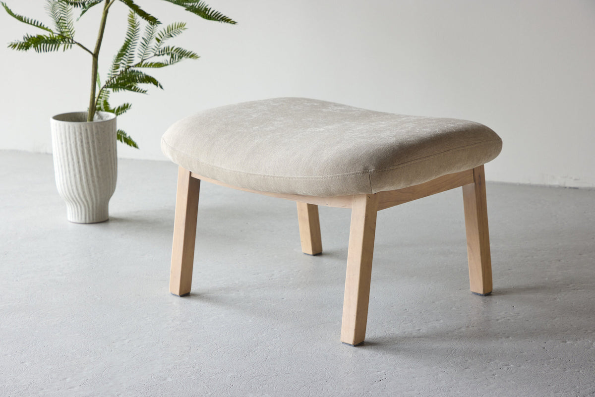 Rile Ottoman in Beige präsentiert im Onlineshop von KAQTU Design AG.  ist von Venture Home