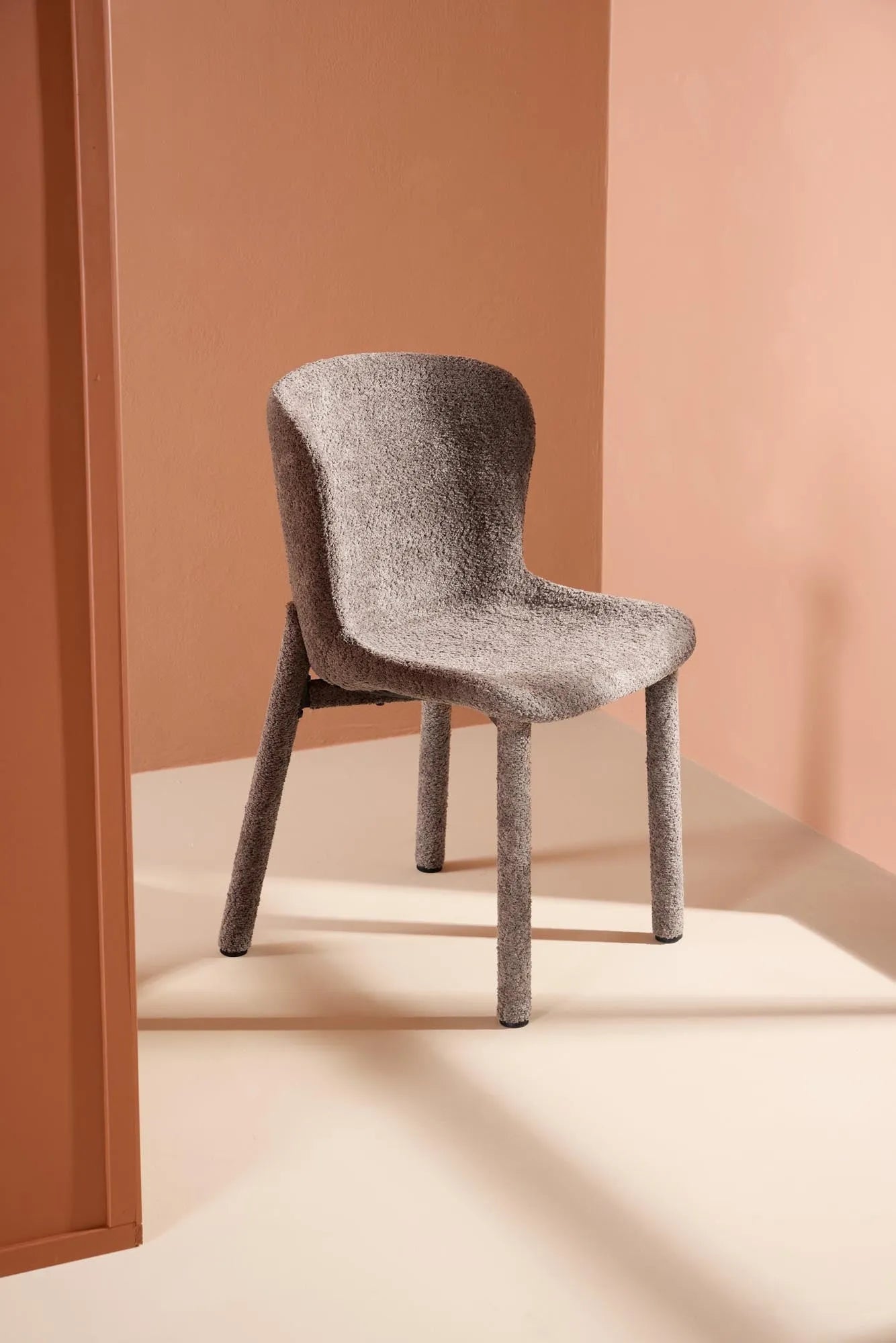 Der Astoria Esszimmerstuhl vereint luxuriösen Bouclé-Stoff mit ergonomischem Design für stilvollen Komfort.