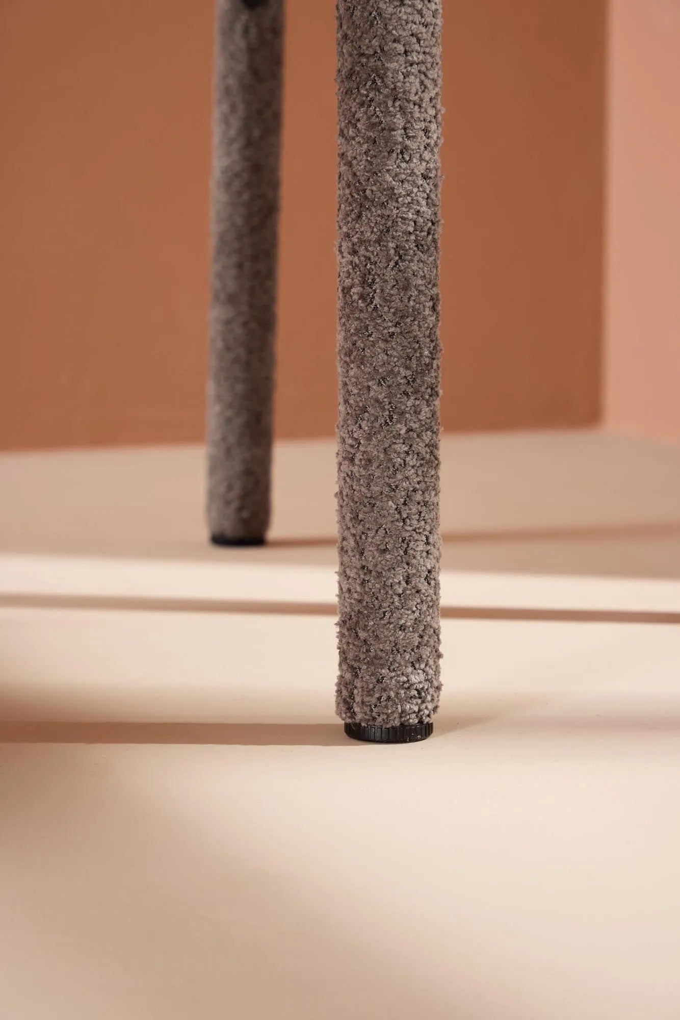 Der Astoria Esszimmerstuhl vereint luxuriösen Bouclé-Stoff mit ergonomischem Design für stilvollen Komfort.