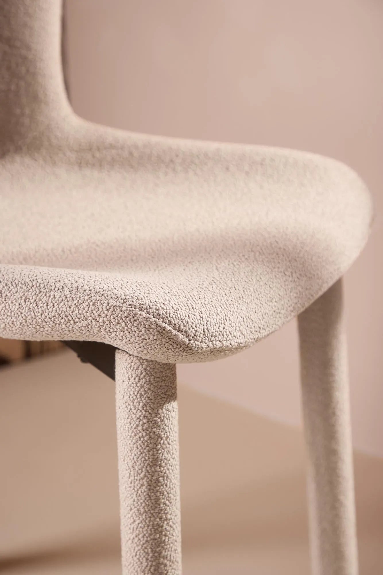 Der Astoria Esszimmerstuhl vereint luxuriösen Bouclé-Stoff mit ergonomischem Design für stilvollen Komfort.