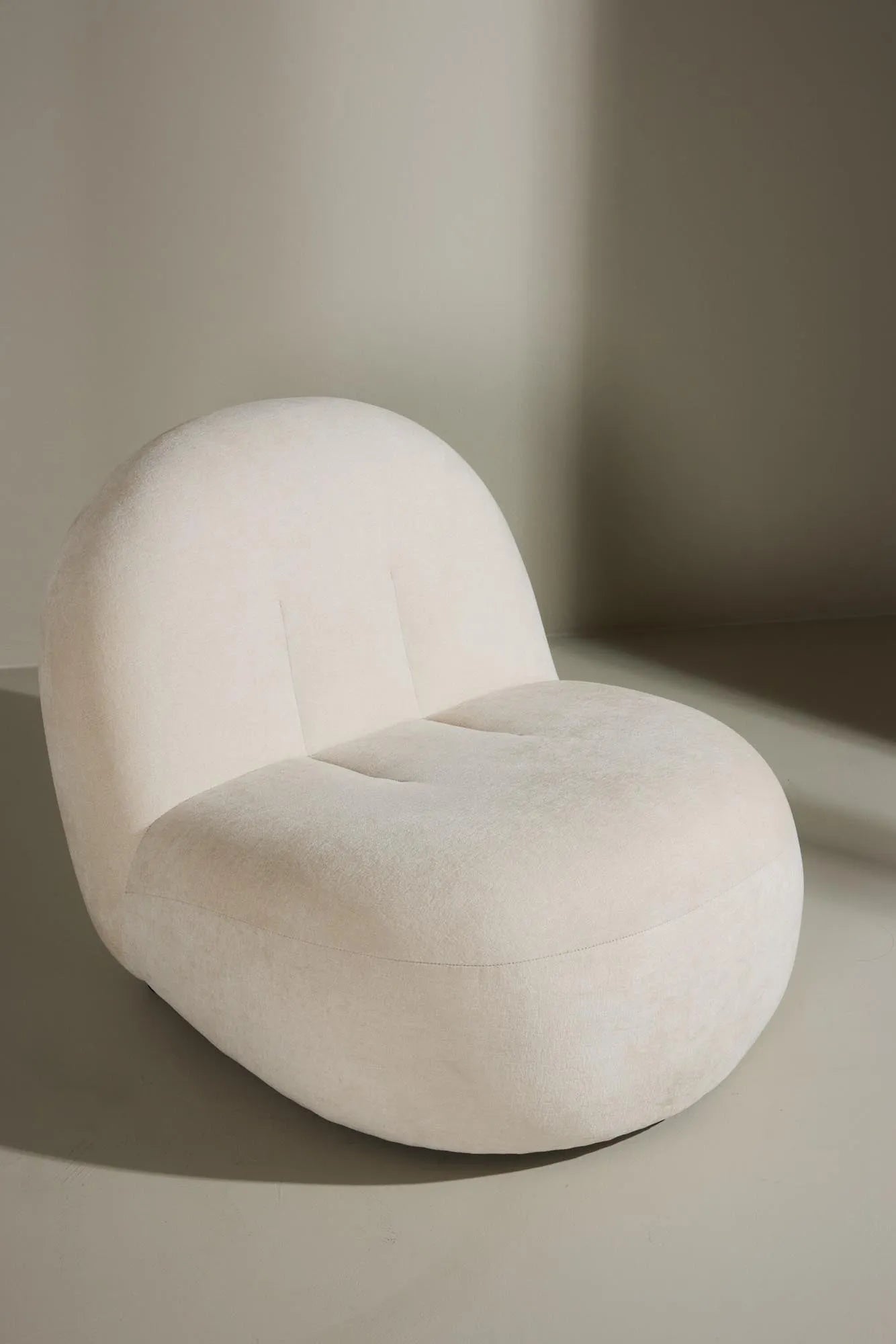 Moderner Omaha Sessel von Venture Home, stilvoll und bequem, ideal für jedes Wohnzimmer oder Büro.