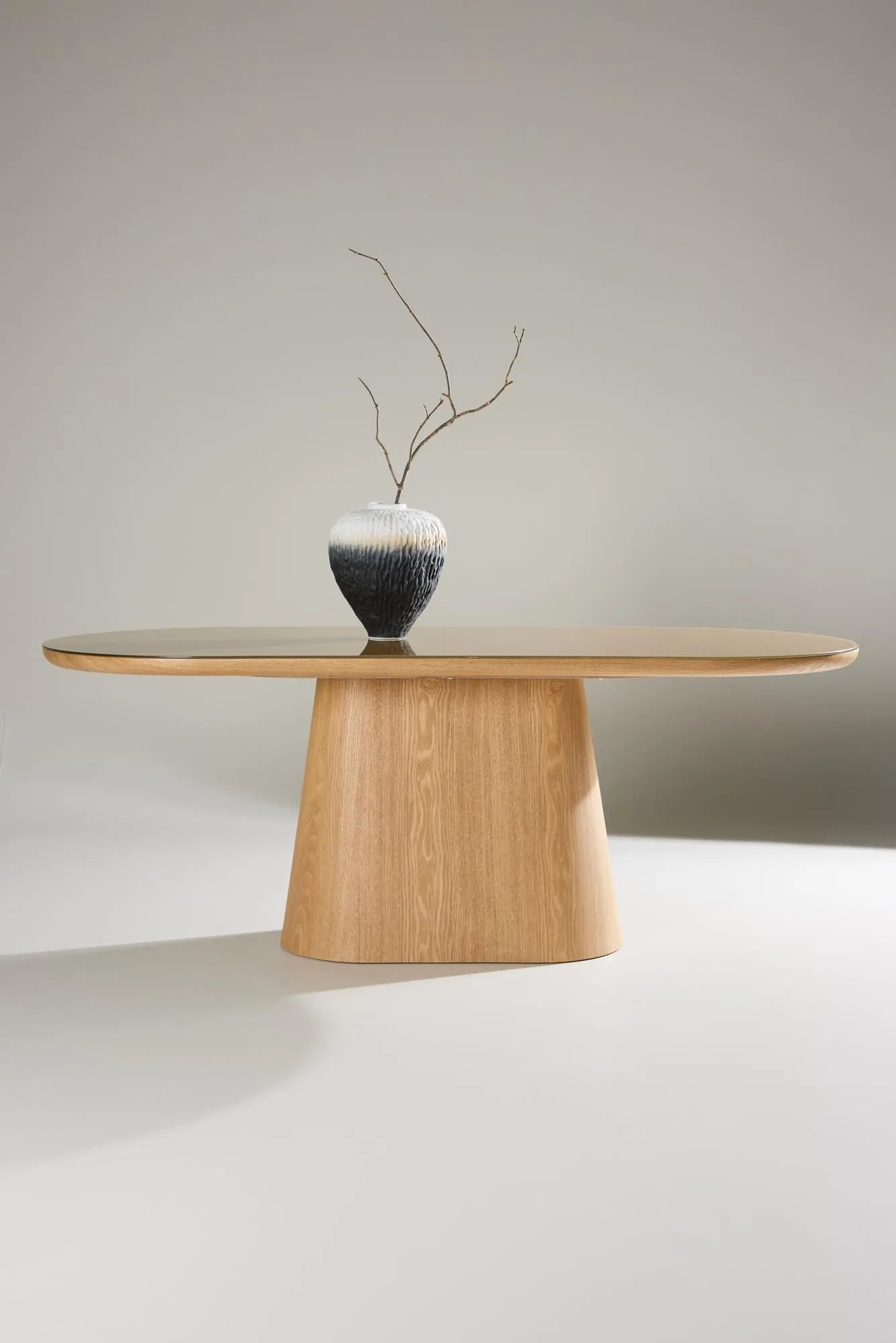 Moderner ovaler Esstisch Castor von Venture Home, perfekt für stilvolle Räume, mit zeitlosem Design und praktischer Eleganz.