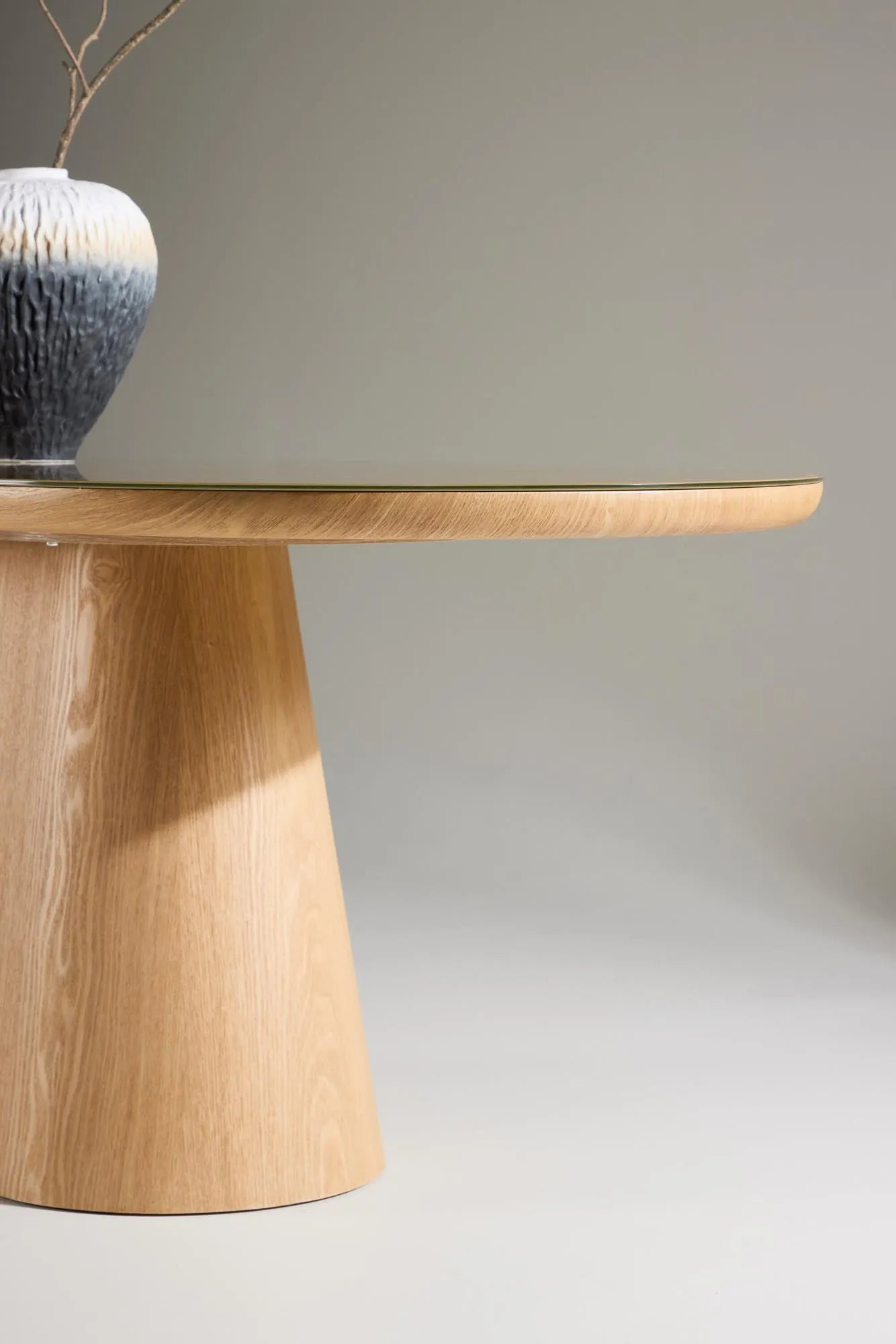 Moderner ovaler Esstisch Castor von Venture Home, perfekt für stilvolle Esszimmer, vereint Design und praktische Nutzung.