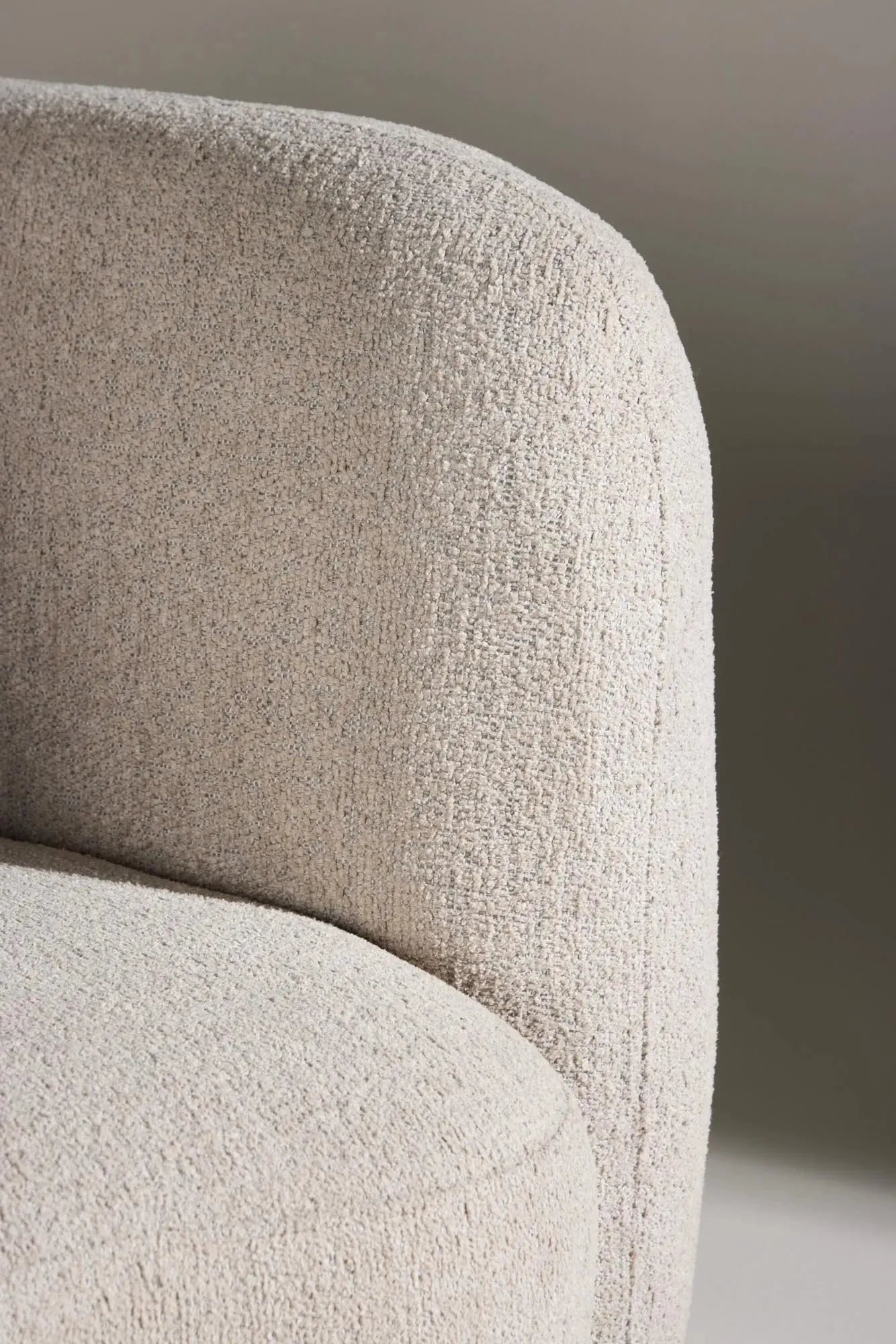 Eleganter Cielo Sessel von Venture Home, vereint modernes Design mit Komfort, ideal für stilvolle Wohnräume.