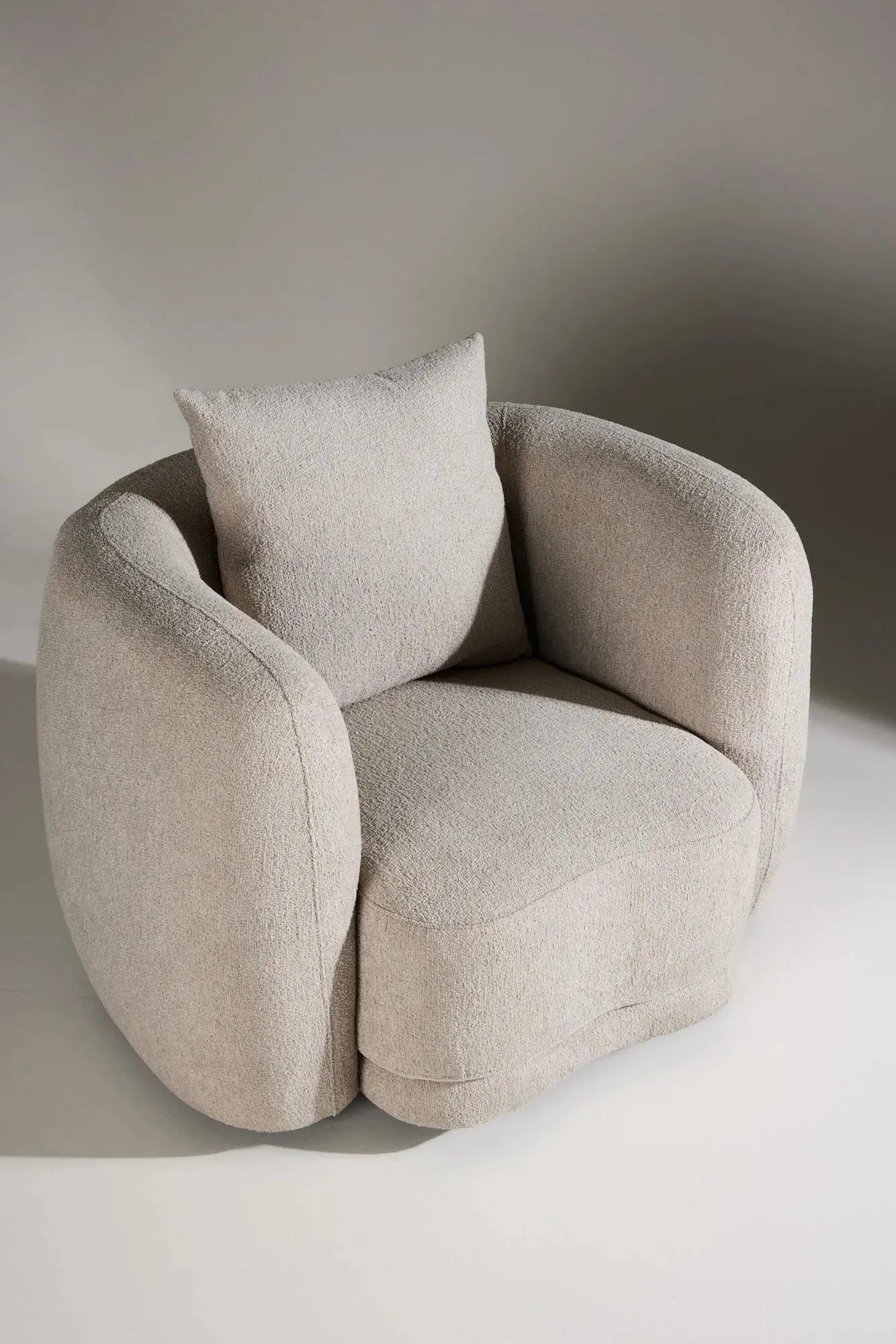Moderner Cielo Sessel von Venture Home, bietet stilvollen Komfort und zeitloses Design für Ihr Zuhause.