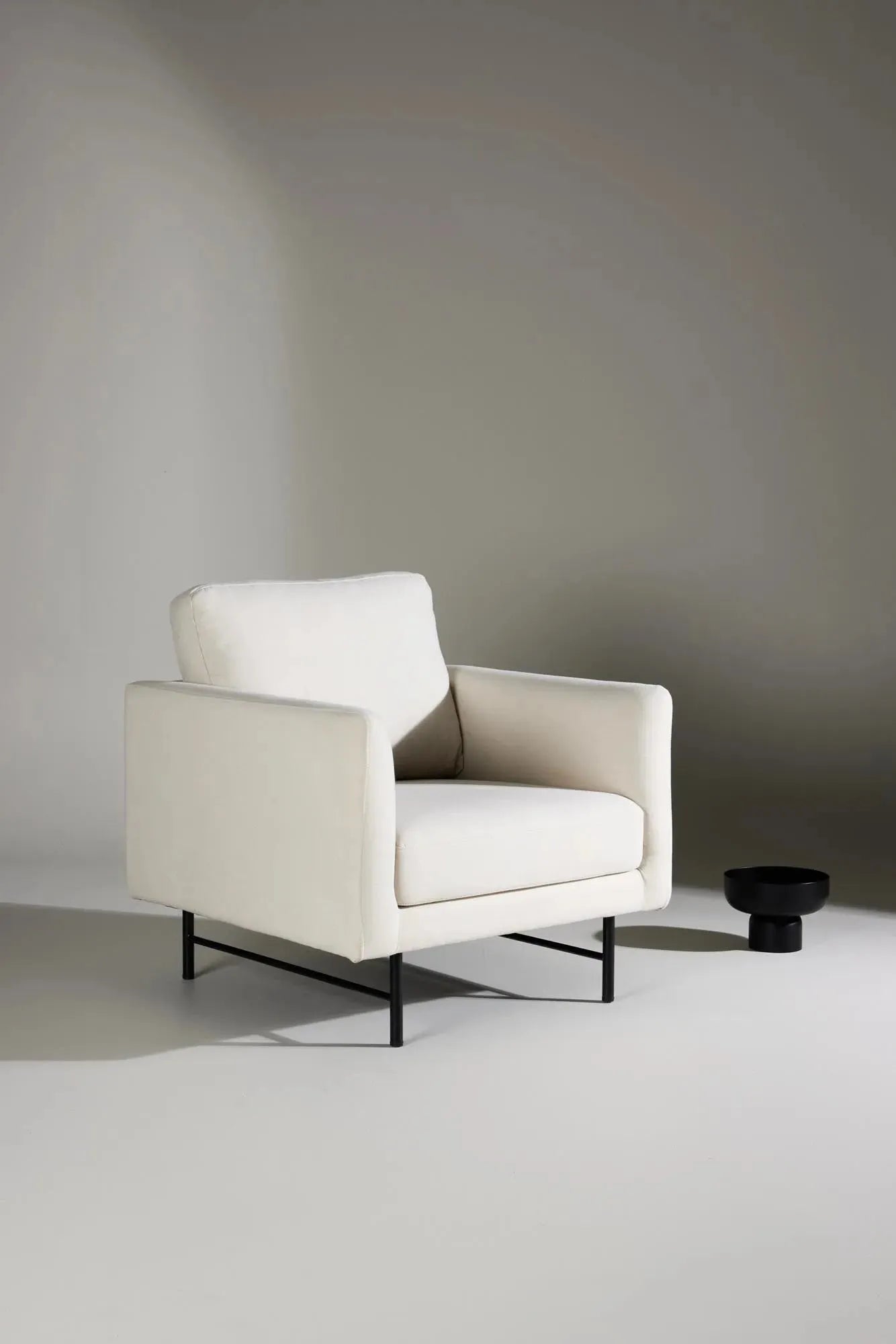 Eleganter Sessel Sky von Venture Home, perfekt für moderne Wohnräume, bietet stilvolles Design und erstklassigen Komfort.
