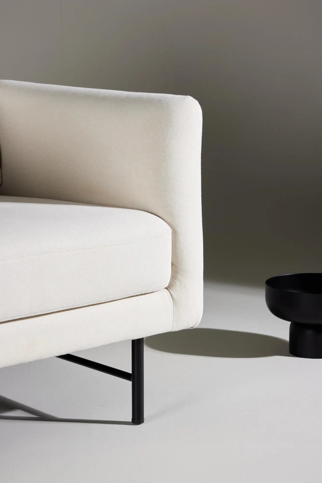 Moderner Sessel Sky von Venture Home, vereint stilvolles Design mit Komfort, ideal für zeitgemäße Wohnräume.