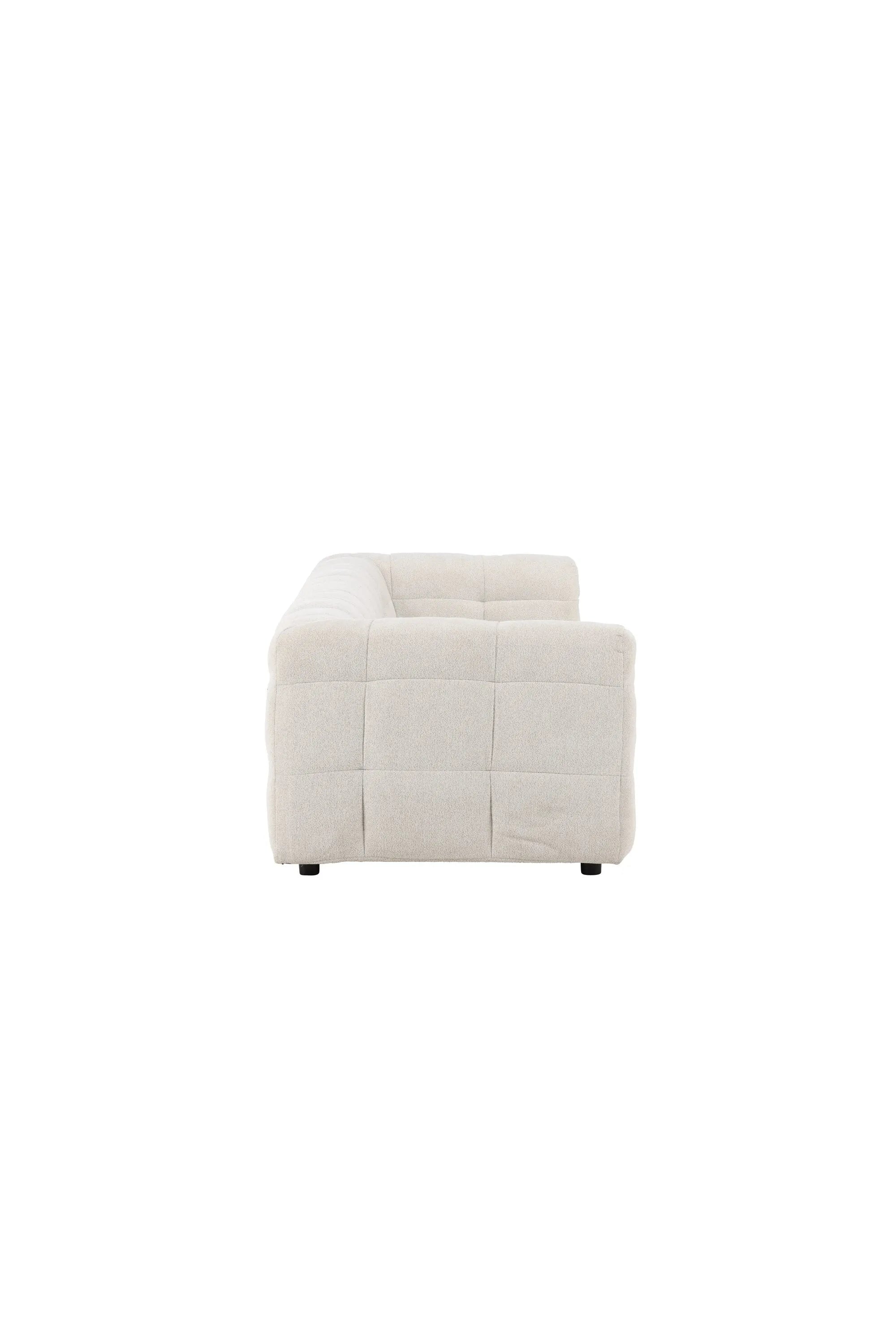 Das Malou 3-Sitzer Sofa vereint stilvolle Eleganz mit hohem Komfort und passt perfekt in jedes Wohnzimmer.