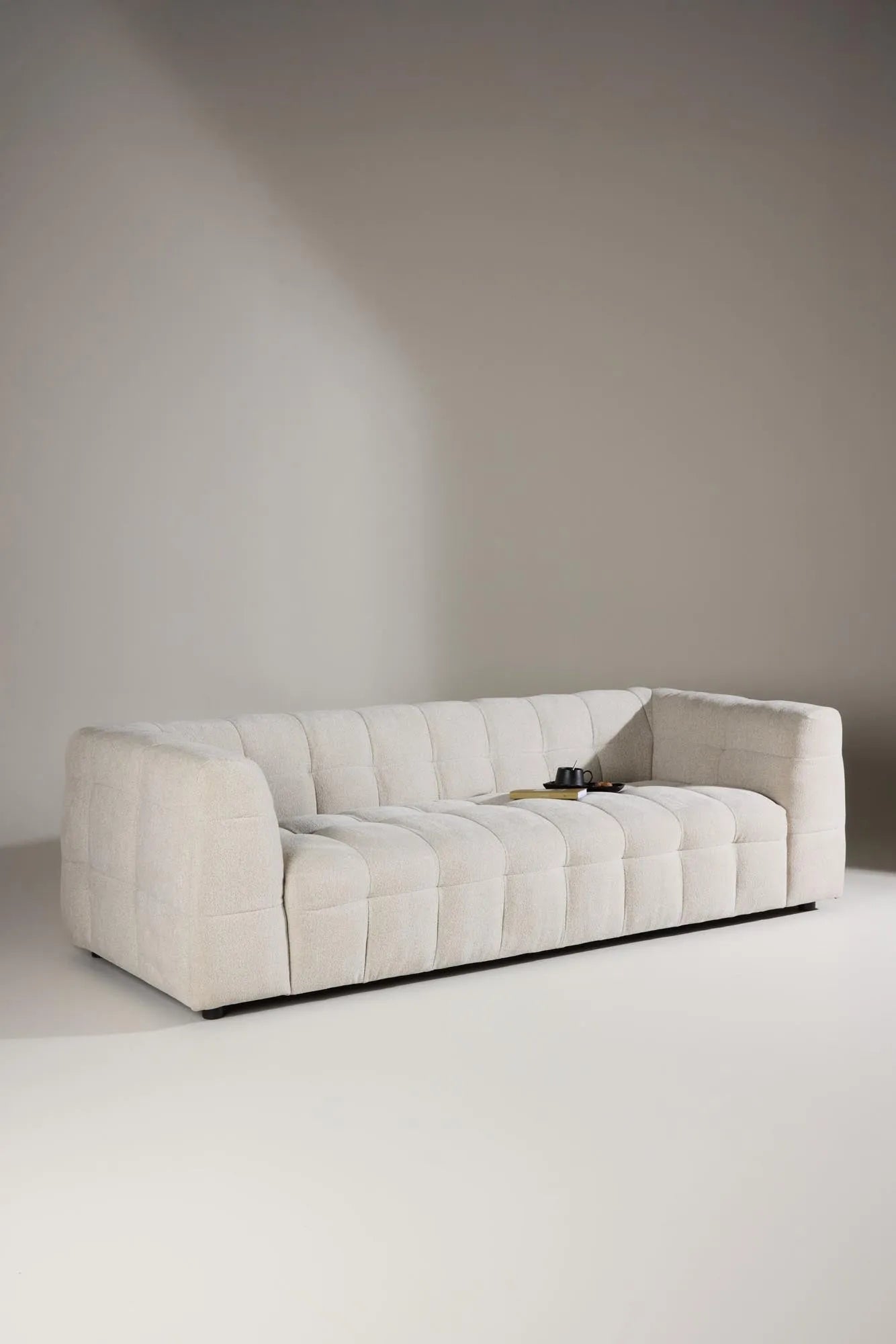 Das Malou 3-Sitzer Sofa vereint stilvolle Eleganz mit hohem Komfort und passt perfekt in jedes Wohnzimmer.