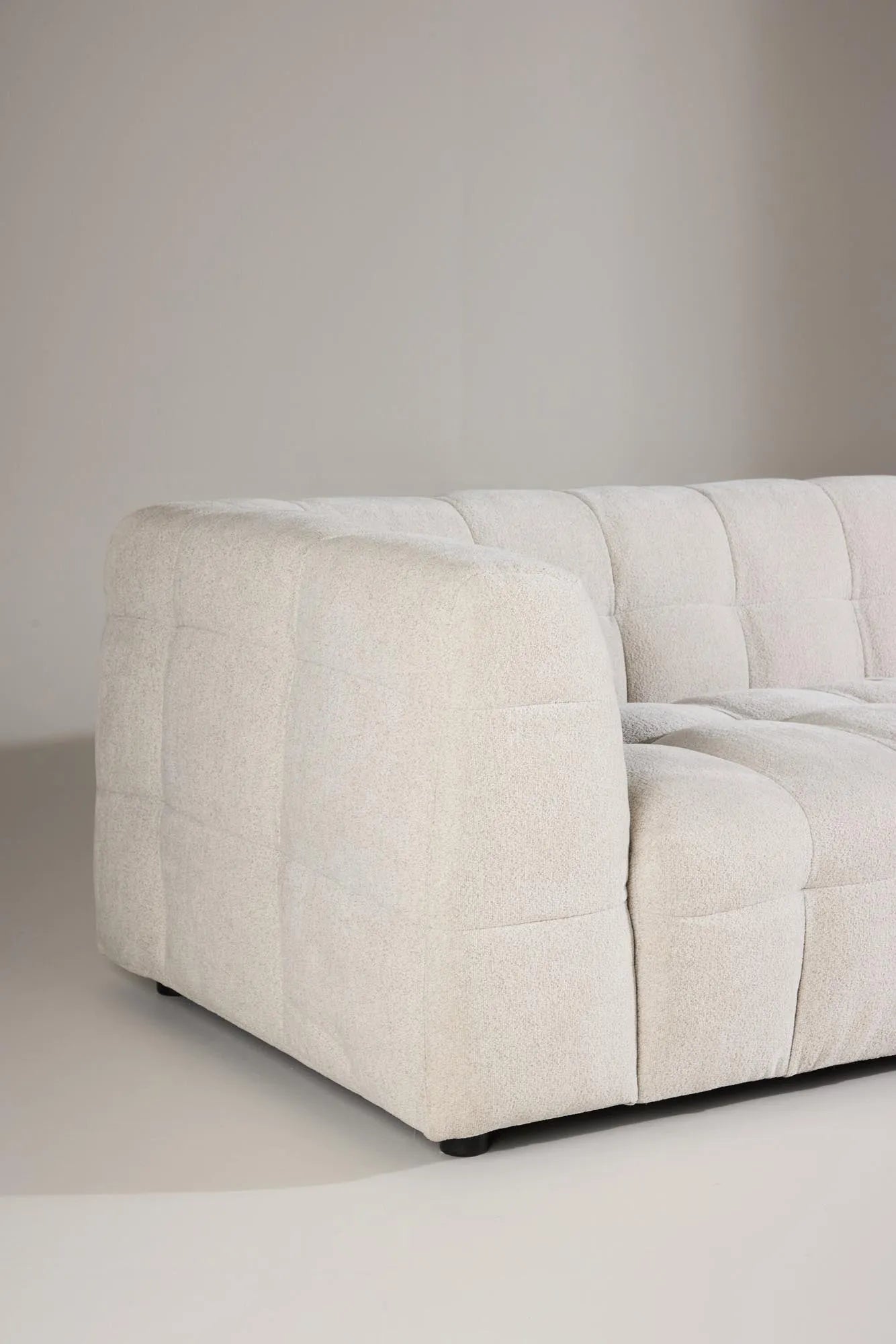 Das Malou 3-Sitzer Sofa vereint stilvolle Eleganz mit hohem Komfort und passt perfekt in jedes Wohnzimmer.