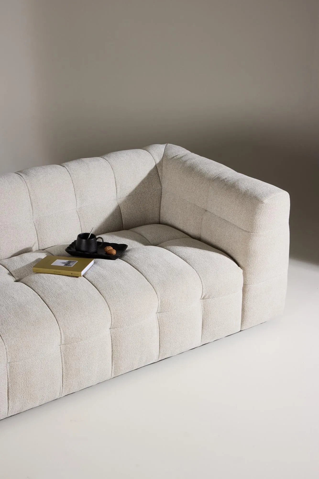 Das Malou 3-Sitzer Sofa vereint stilvolle Eleganz mit hohem Komfort und passt perfekt in jedes Wohnzimmer.