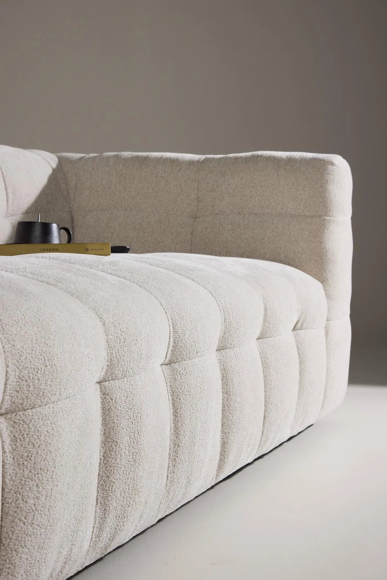 Das Malou 3-Sitzer Sofa vereint stilvolle Eleganz mit hohem Komfort und passt perfekt in jedes Wohnzimmer.