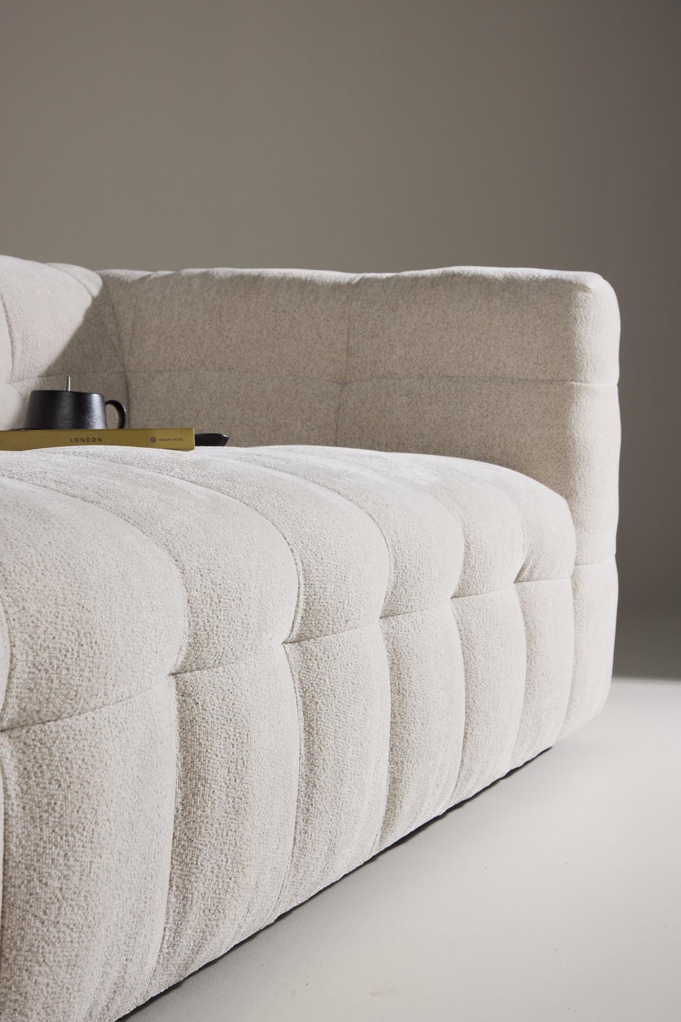 Das Malou 3-Sitzer Sofa von Venture Home bietet zeitgemäßen Stil und Bequemlichkeit für moderne Wohnräume.