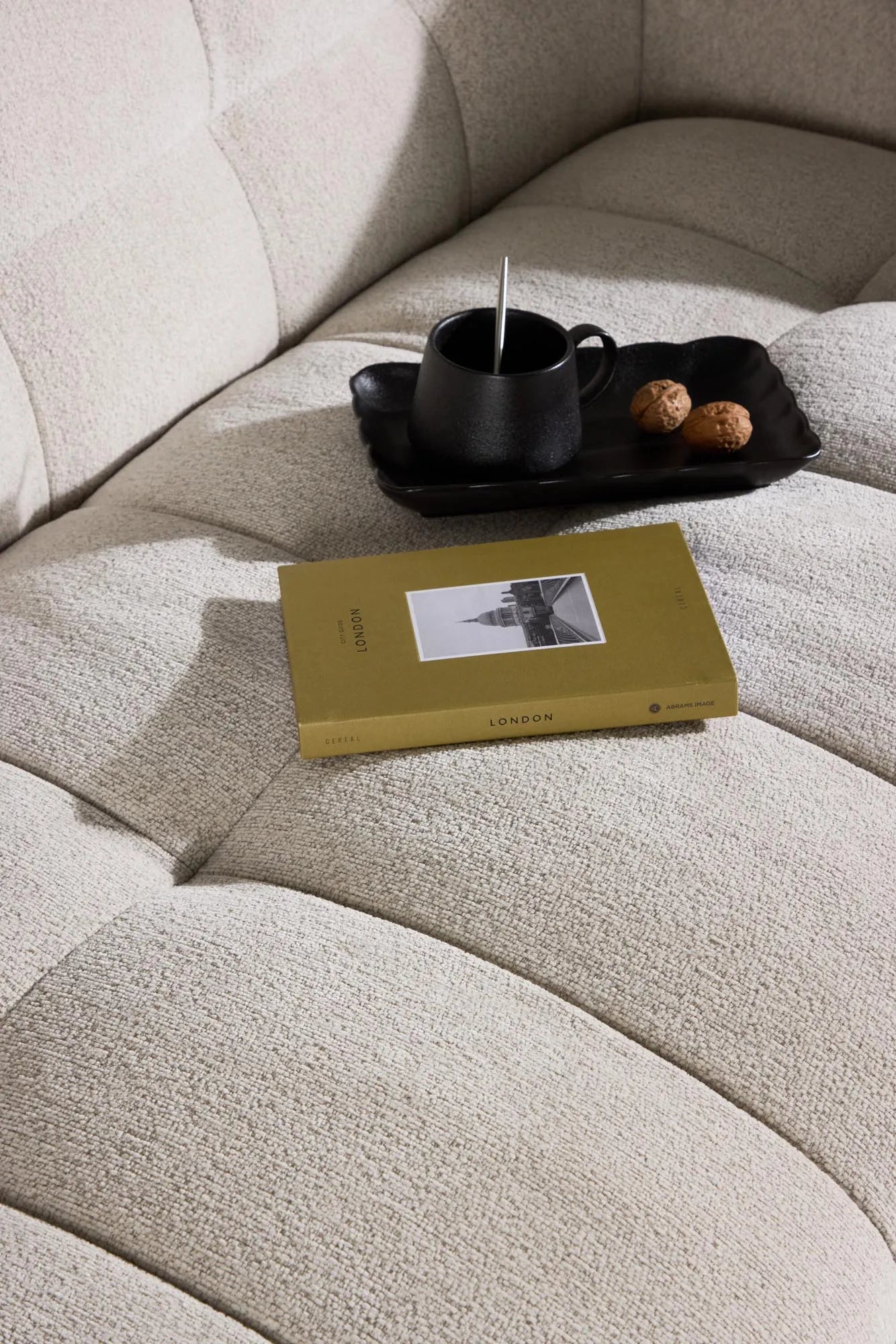 Das Malou 3-Sitzer Sofa von Venture Home bietet zeitgemäßen Stil und Komfort, perfekt für moderne Wohnräume.