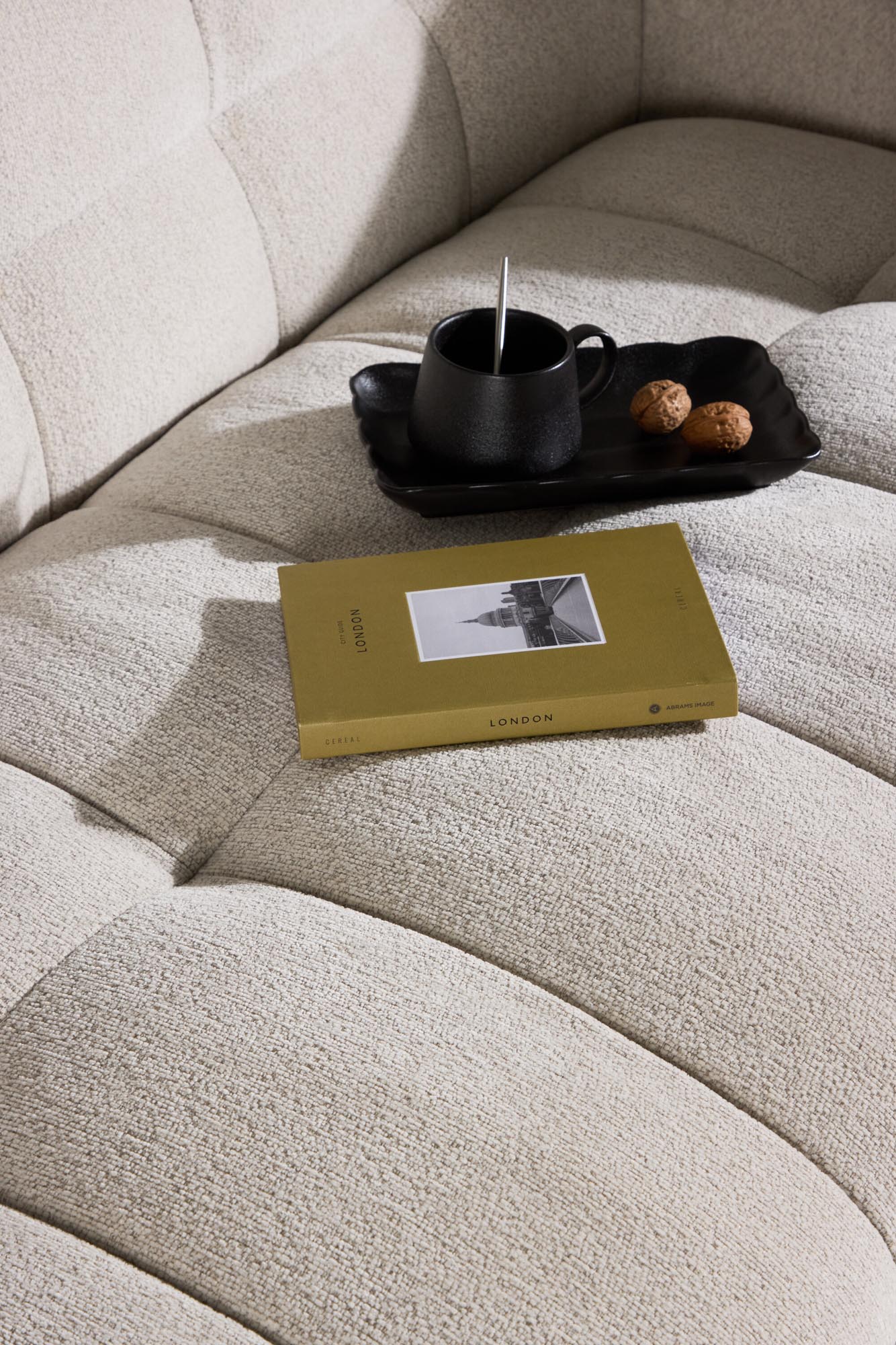 Das Malou 3-Sitzer Sofa von Venture Home kombiniert modernes Design mit Komfort und ist ideal für stilvolle Wohnräume.