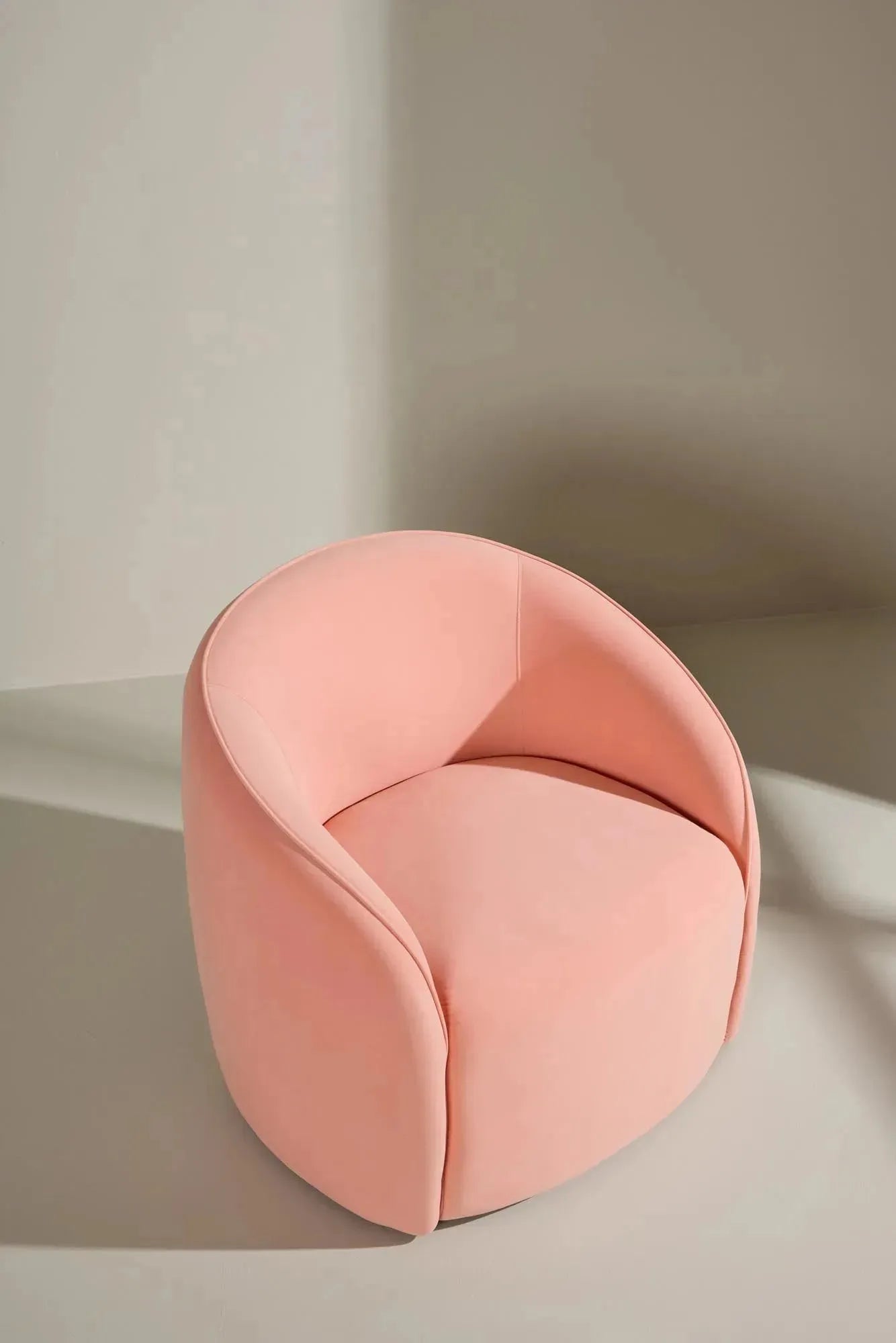 Moderner Neo Sessel von Venture Home, ideal für stilvolle Räume, verbindet zeitloses Design mit hohem Sitzkomfort.