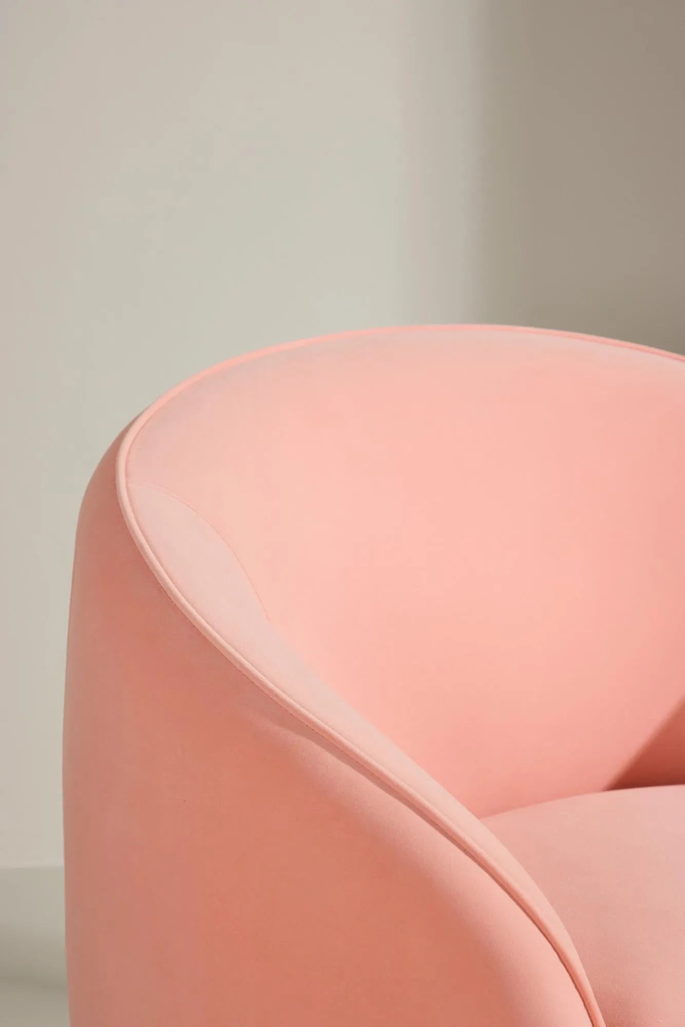 Eleganter Neo Sessel von Venture Home, perfekt für moderne Räume, bietet Komfort und zeitloses Design.