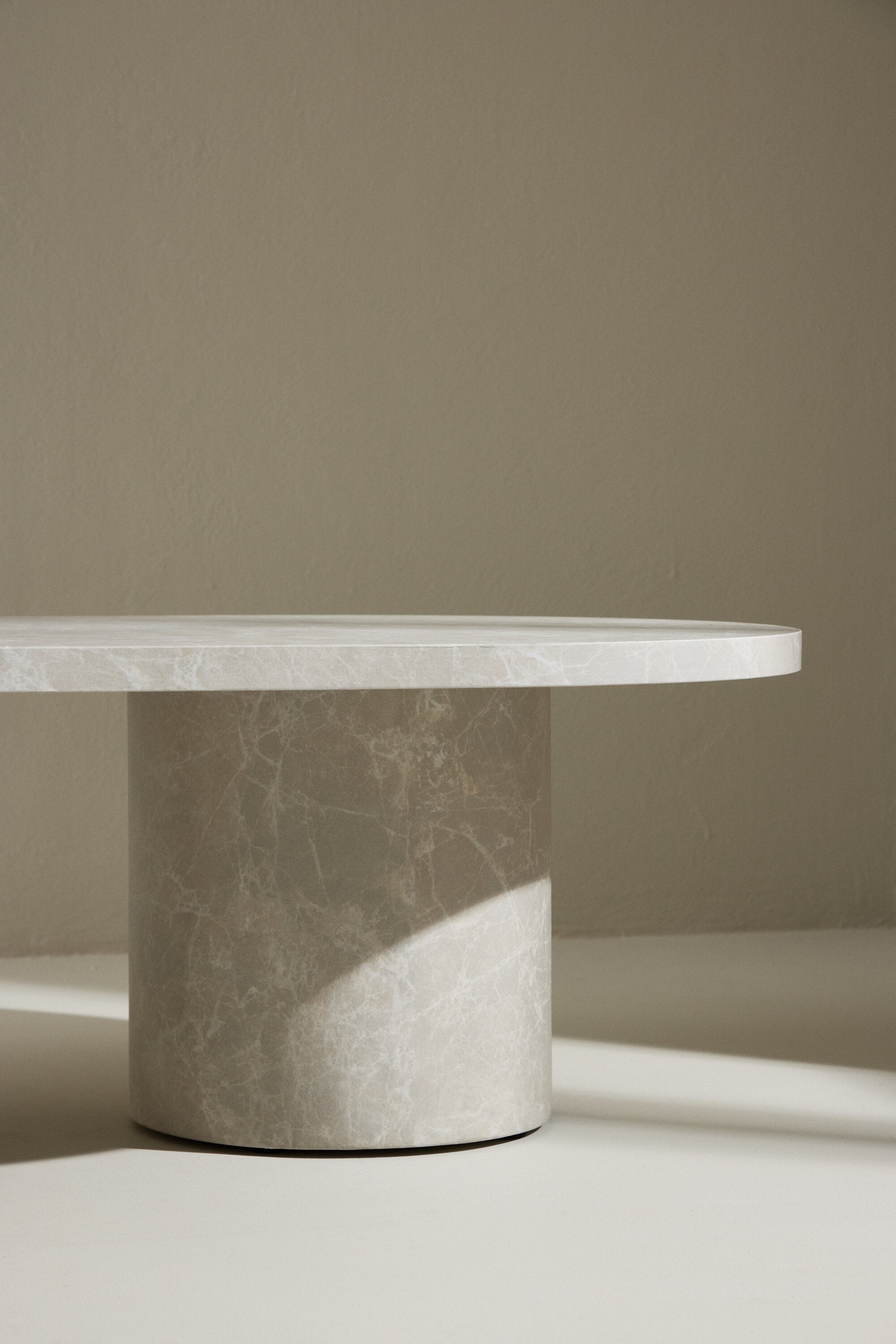 Narvik Sofatisch in Marmoroptik präsentiert im Onlineshop von KAQTU Design AG. Beistelltisch ist von Venture Home