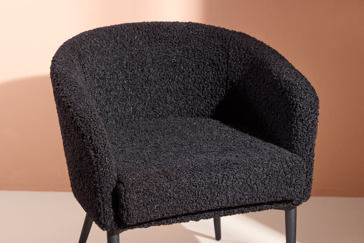 Fluffy Sessel in Schwarz präsentiert im Onlineshop von KAQTU Design AG. Sessel mit Armlehnen ist von Venture Home