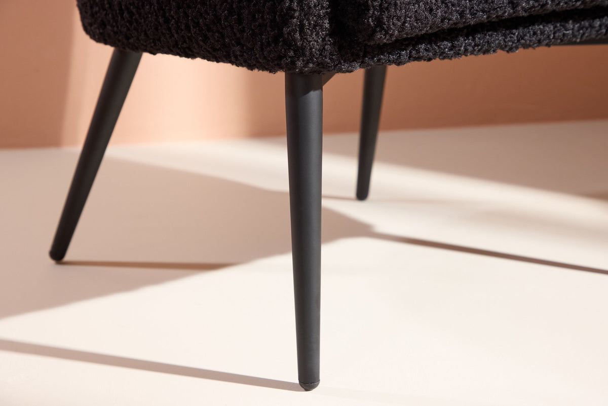 Fluffy Sessel in Schwarz präsentiert im Onlineshop von KAQTU Design AG. Sessel mit Armlehnen ist von Venture Home