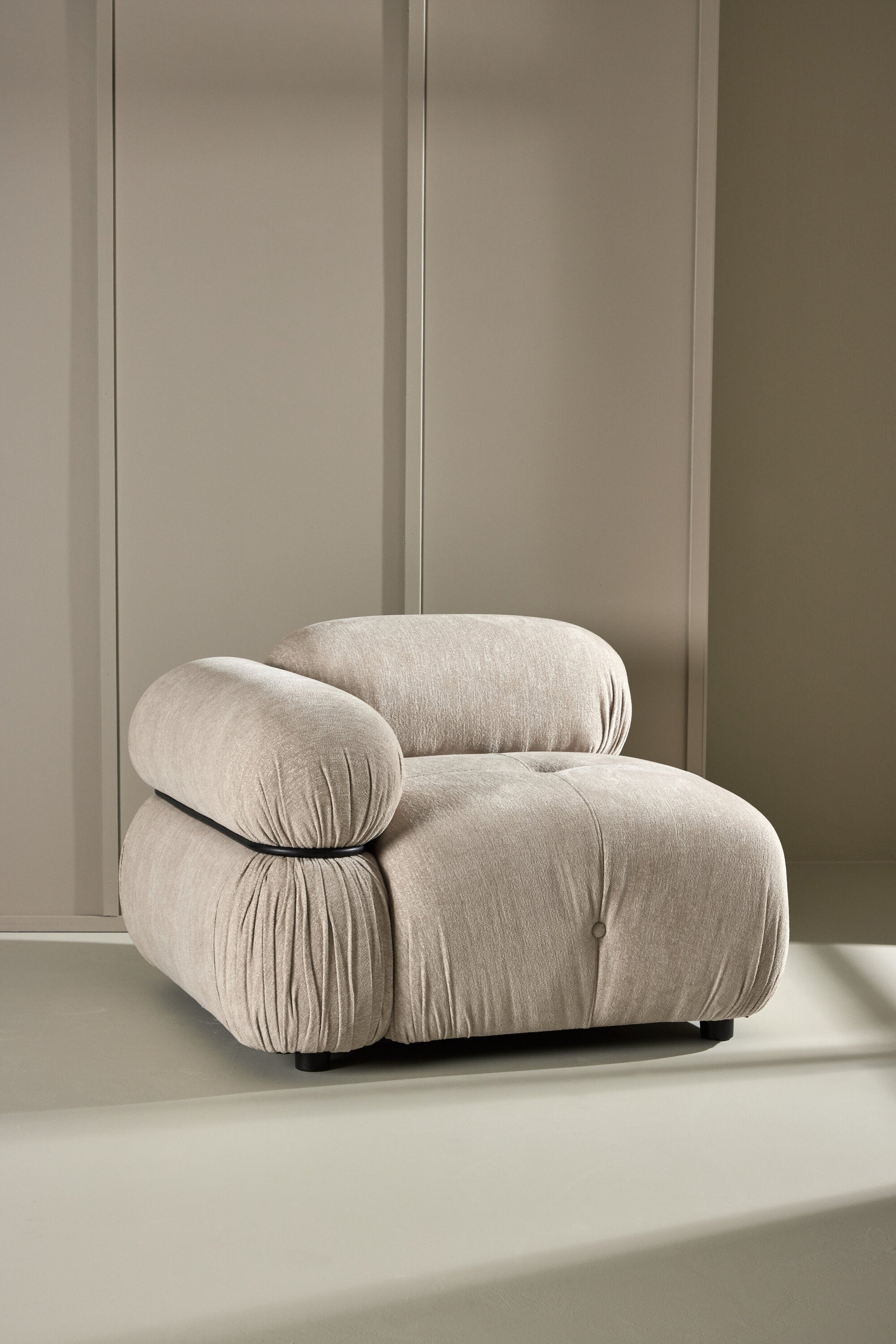 Mika modulares Sofa Links in Beige präsentiert im Onlineshop von KAQTU Design AG. Modulares Sofa ist von Venture Home