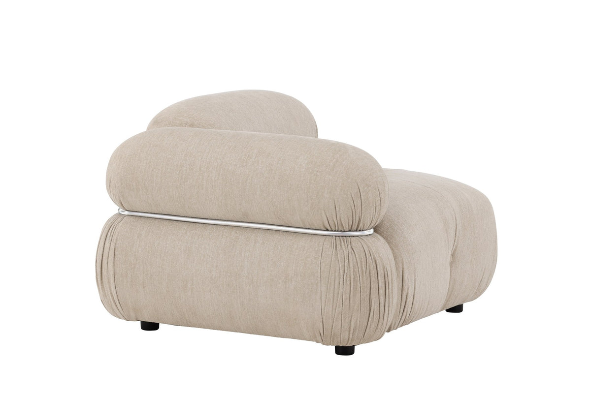 Mika Sofa Modul von Venture Home in Beige: gepolstertes Sitzelement aus Polyester mit schwarzen Beinen, Teil eines modularen Sofasystems.