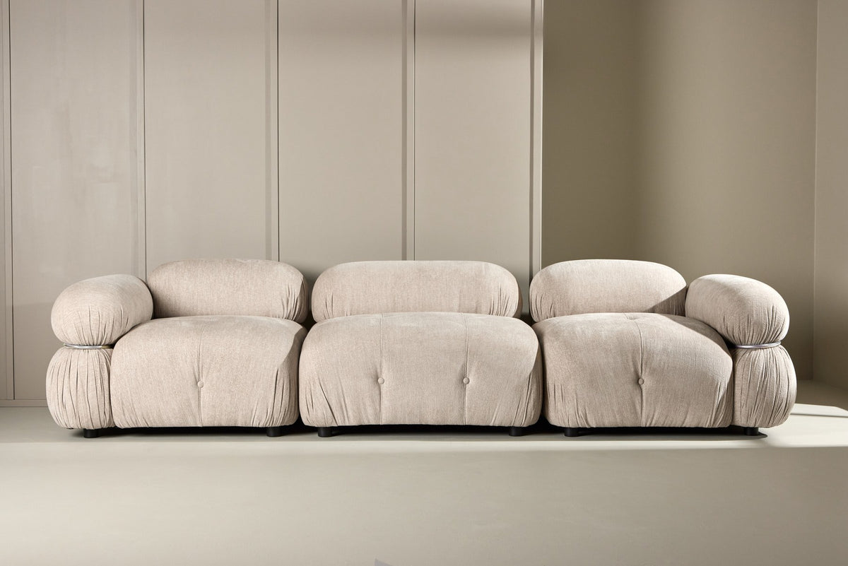 Mika Sofa Modul von Venture Home in Beige: gepolstertes Sitzelement aus Polyester mit schwarzen Beinen, Teil eines modularen Sofasystems.