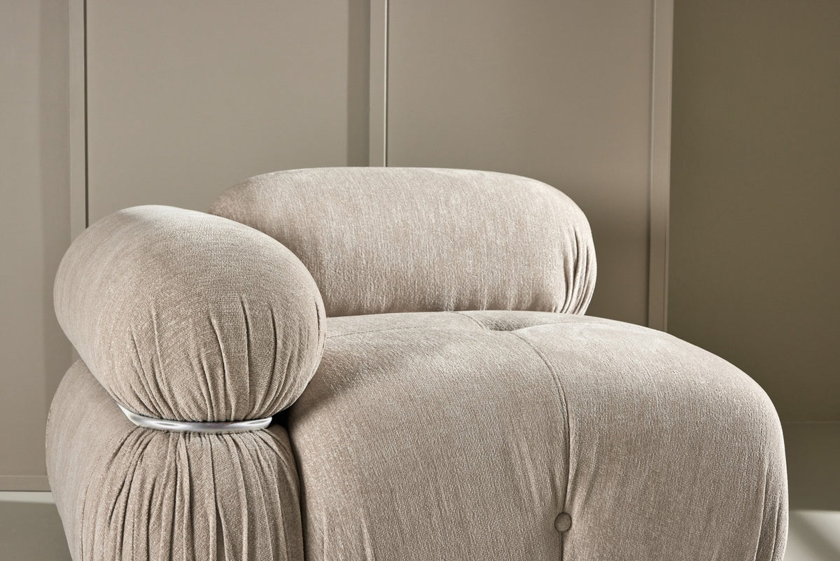 Mika Sofa Modul von Venture Home in Beige: gepolstertes Sitzelement aus Polyester mit schwarzen Beinen, Teil eines modularen Sofasystems.