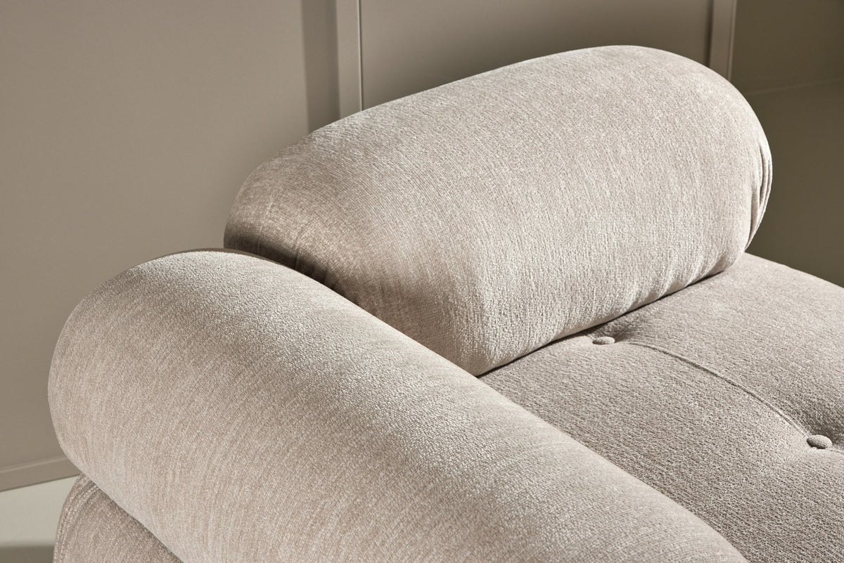 Mika Sofa Modul von Venture Home in Beige: gepolstertes Sitzelement aus Polyester mit schwarzen Beinen, Teil eines modularen Sofasystems.
