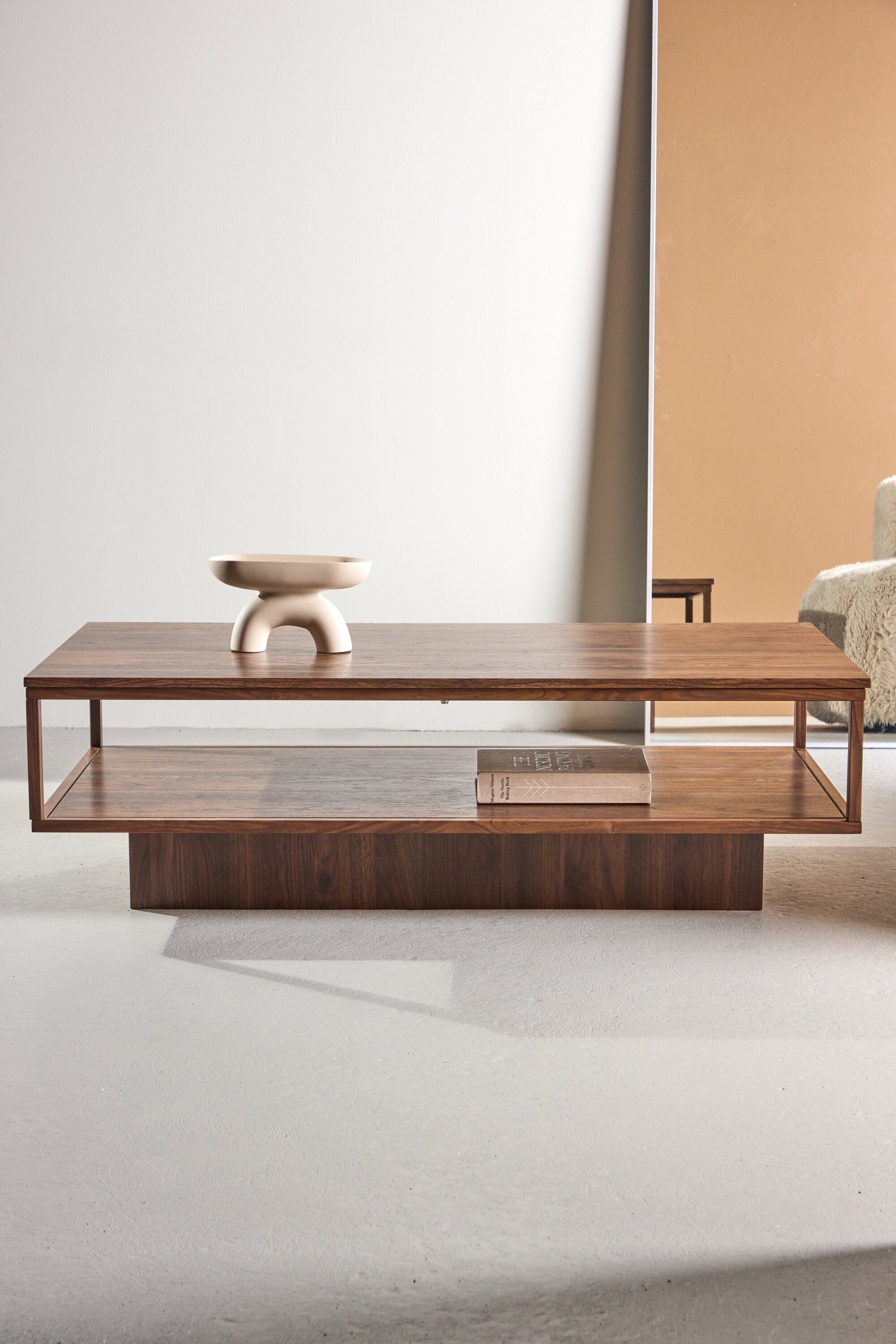 Maglehem Beistelltisch in Walnuss präsentiert im Onlineshop von KAQTU Design AG. Beistelltisch ist von Venture Home