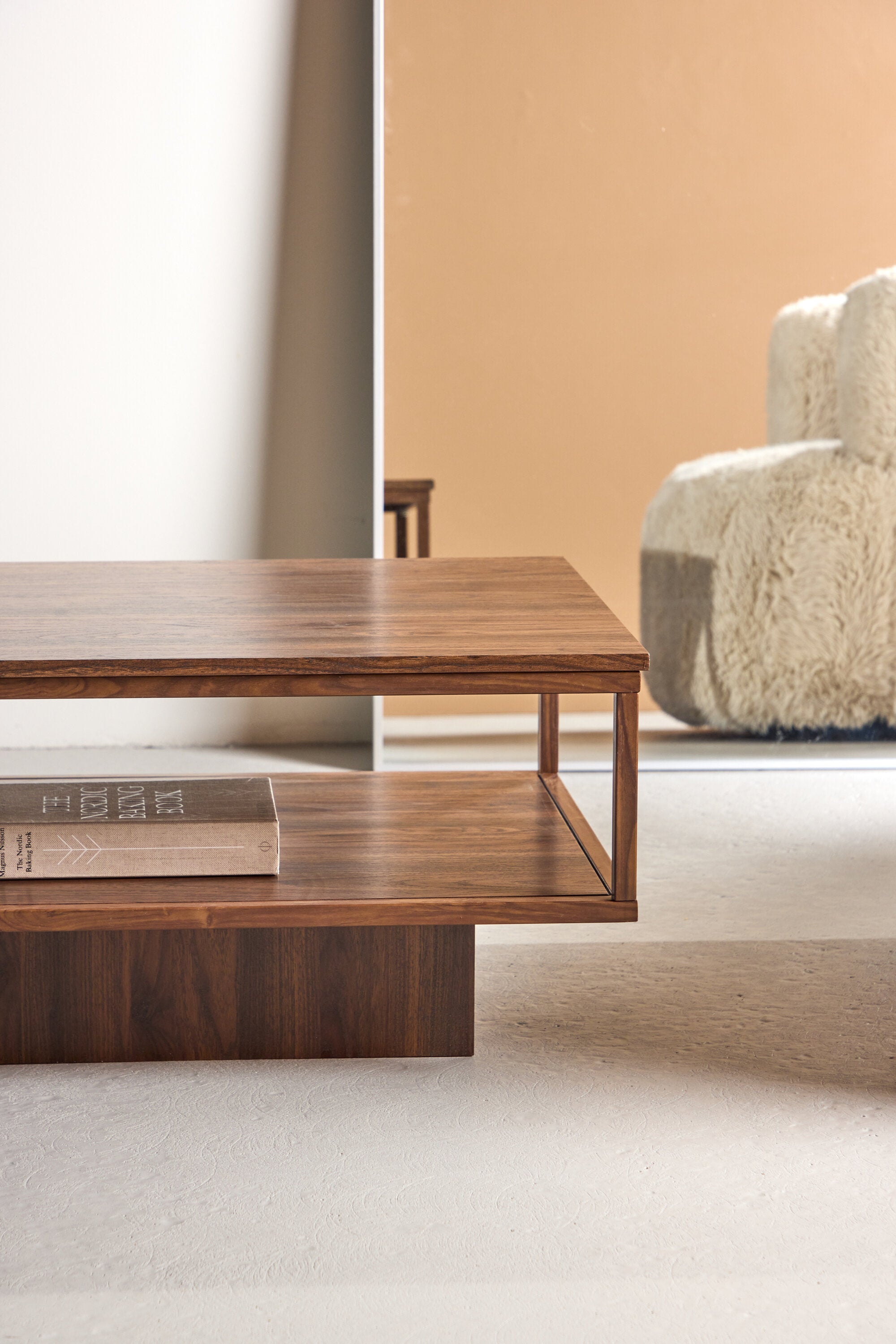 Maglehem Beistelltisch in Walnuss präsentiert im Onlineshop von KAQTU Design AG. Beistelltisch ist von Venture Home