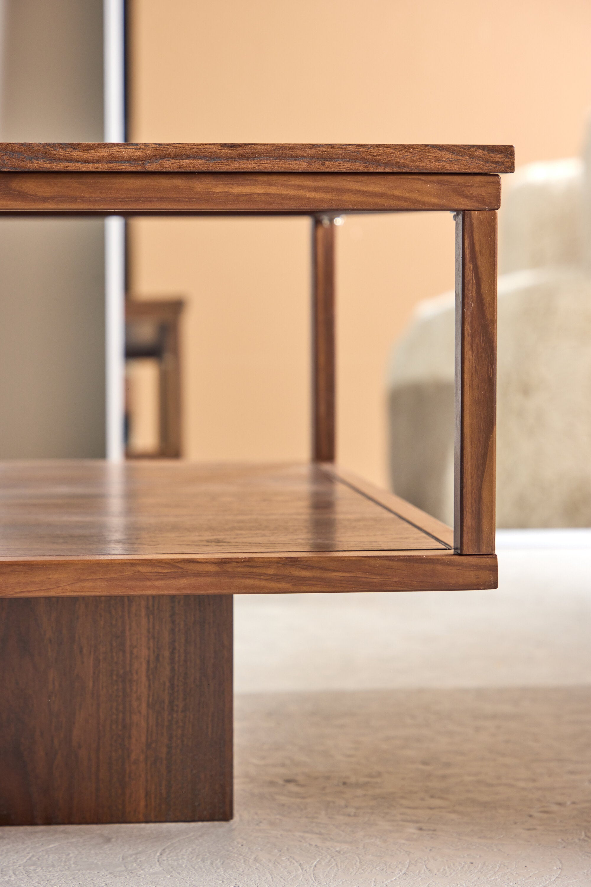 Maglehem Beistelltisch in Walnuss präsentiert im Onlineshop von KAQTU Design AG. Beistelltisch ist von Venture Home