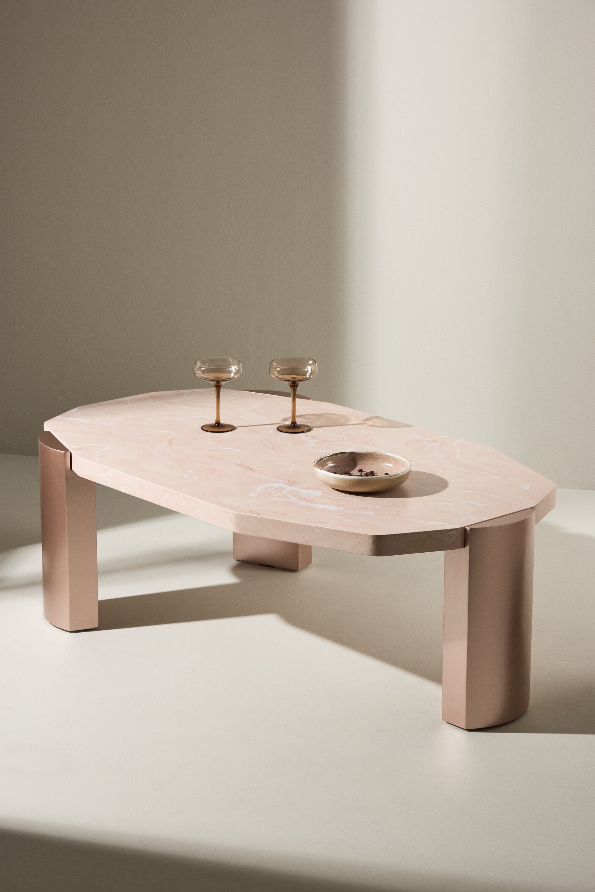 Kres Sofatisch 125x70.5 in Gold/ Rosa/Marmoroptik präsentiert im Onlineshop von KAQTU Design AG. Beistelltisch ist von Venture Home
