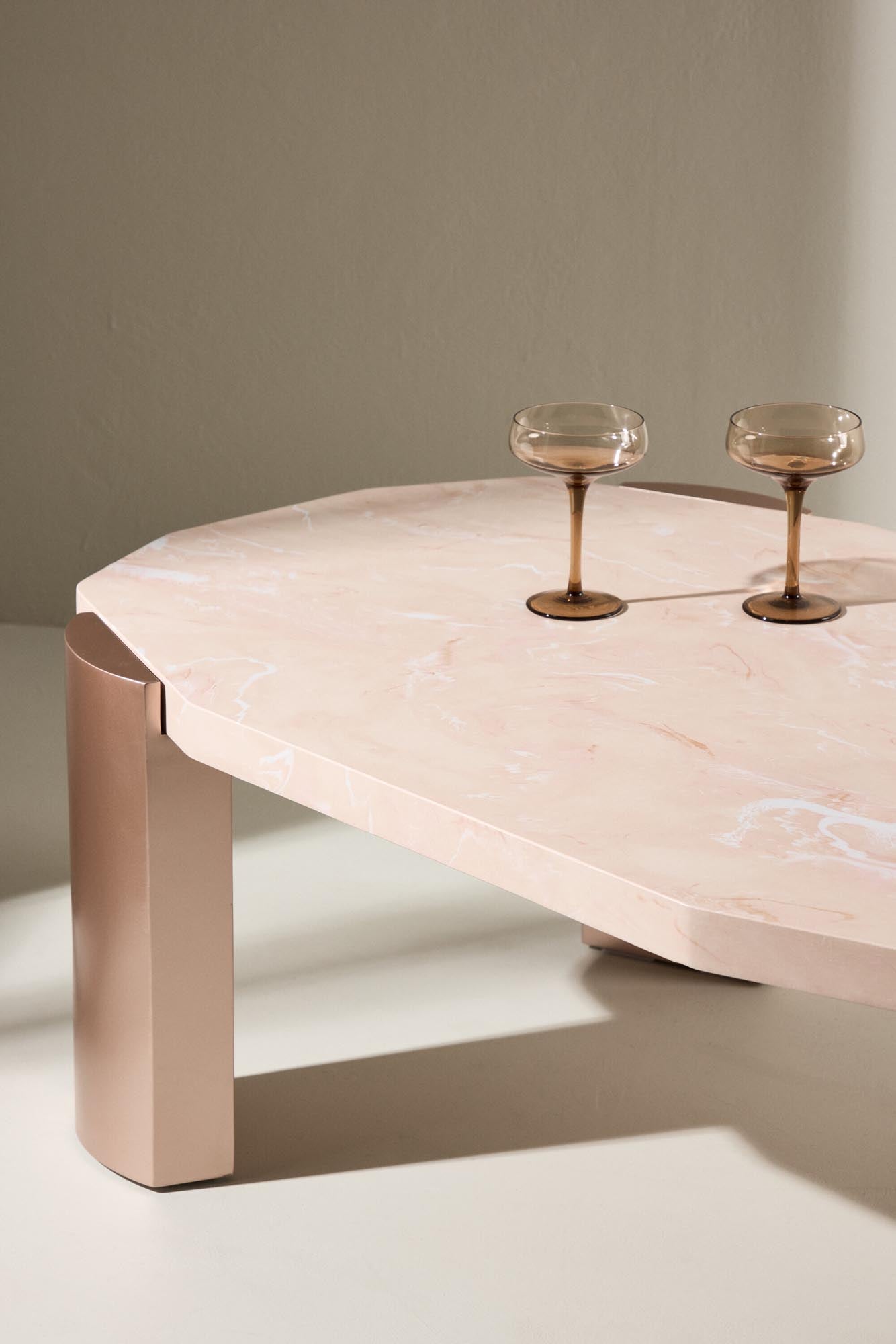 Moderner Sofatisch Kres von Venture Home, 125x70.5 cm, stilvolles Design, ideal für Wohnzimmer, erstklassige Qualität.