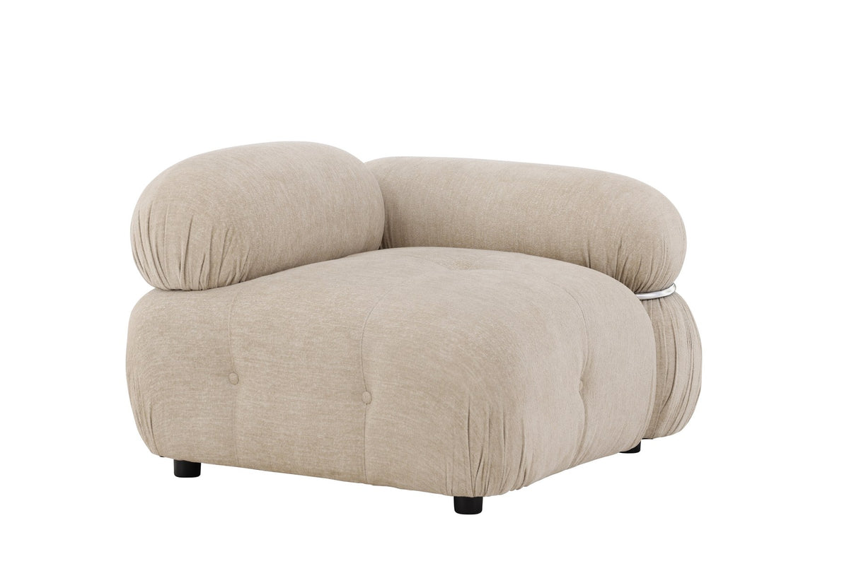 Mika Sofa Modul von Venture Home in Beige: gepolstertes Sitzelement aus Polyester mit schwarzen Beinen, Teil eines modularen Sofasystems.