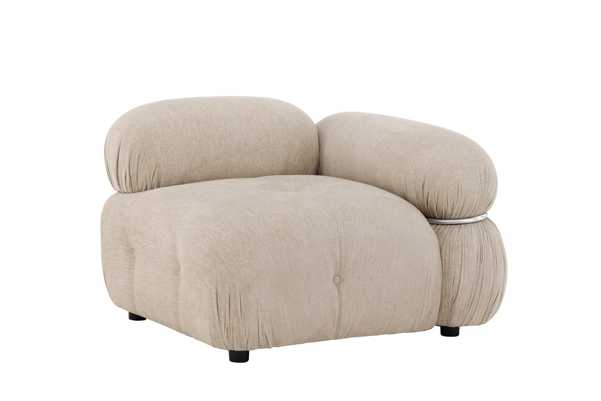 Mika Sofa Modul von Venture Home in Beige: gepolstertes Sitzelement aus Polyester mit schwarzen Beinen, Teil eines modularen Sofasystems.
