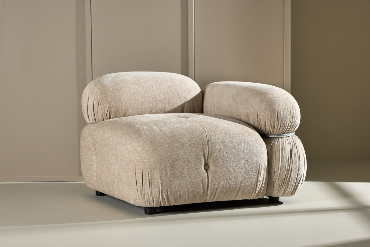 Mika Sofa Modul von Venture Home in Beige: gepolstertes Sitzelement aus Polyester mit schwarzen Beinen, Teil eines modularen Sofasystems.