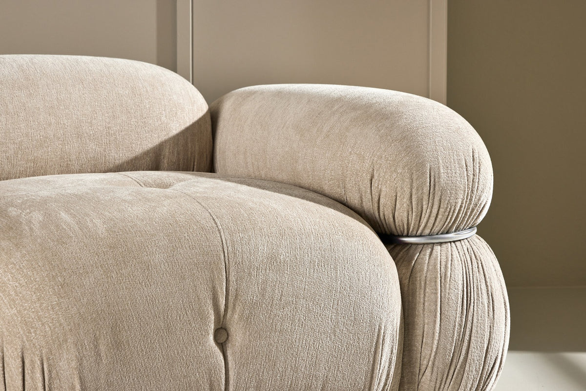 Mika Sofa Modul von Venture Home in Beige: gepolstertes Sitzelement aus Polyester mit schwarzen Beinen, Teil eines modularen Sofasystems.